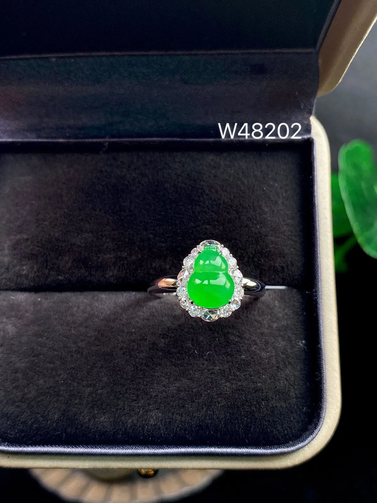 【冰种满绿葫芦戒指】质地细腻，冰润起光，胶感强烈，冰感明显，18K金钻精美镶嵌，裸石尺寸8.7*6.