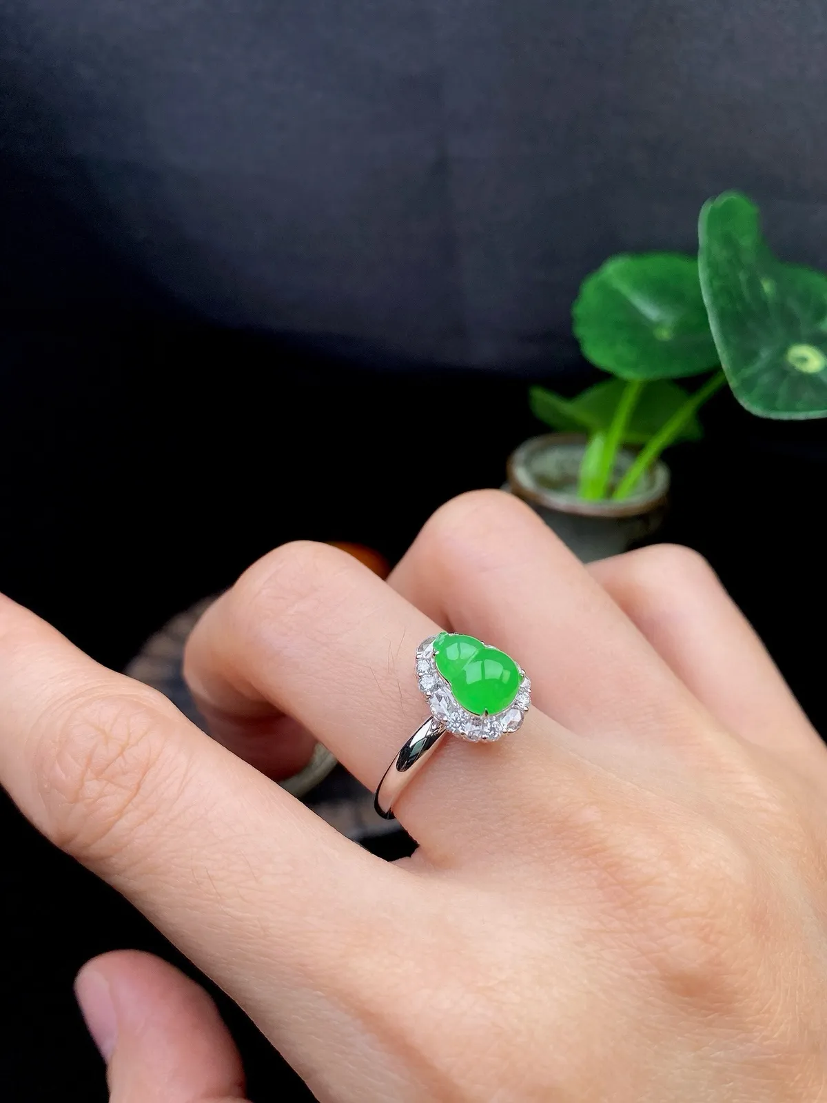 【冰种满绿葫芦戒指】质地细腻，冰润起光，胶感强烈，冰感明显，18K金钻精美镶嵌，裸石尺寸8.7*6.7*3.6毫米