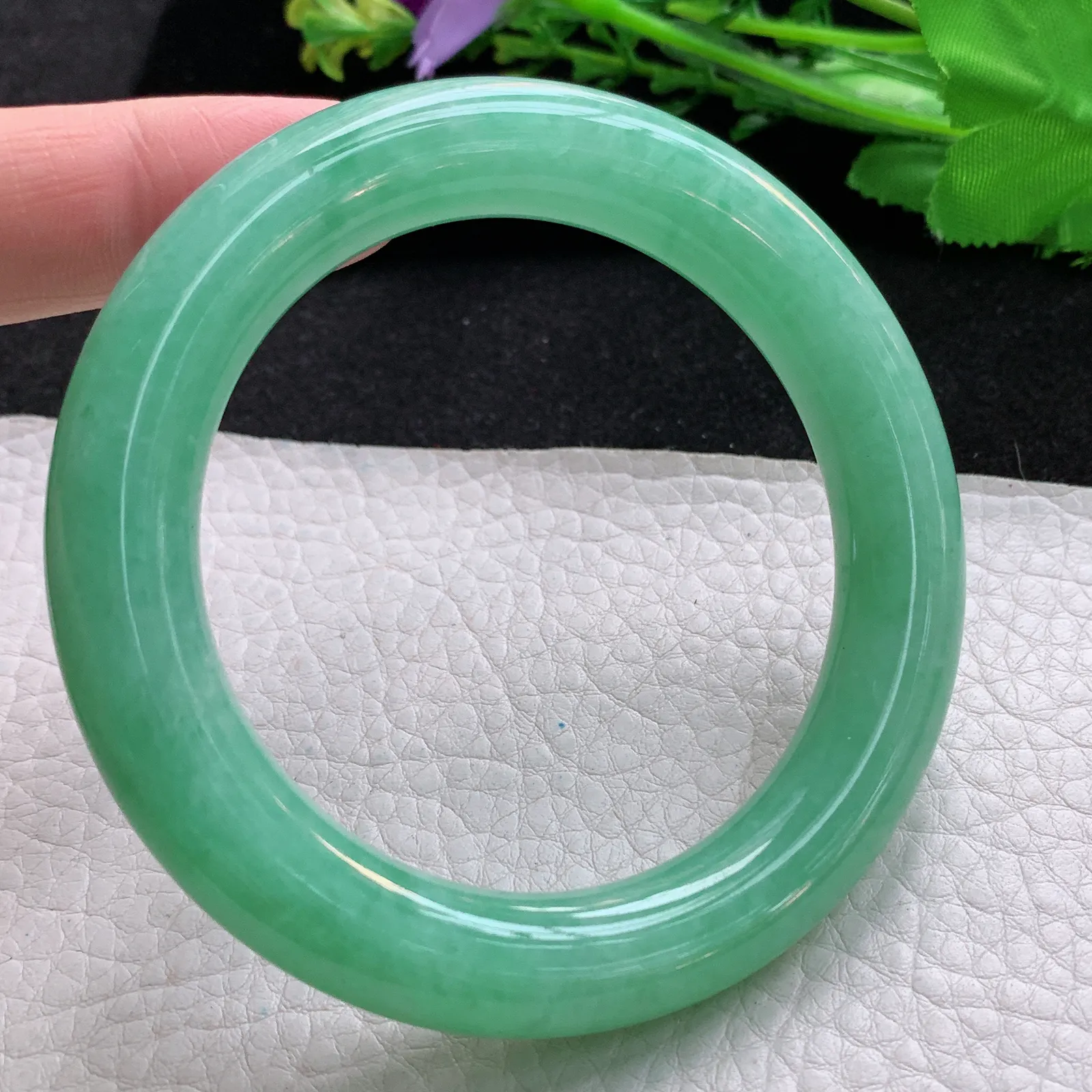 nr自然光56*11.3美人镯 翡翠a货玉手镯满绿高雅圆条玉手环