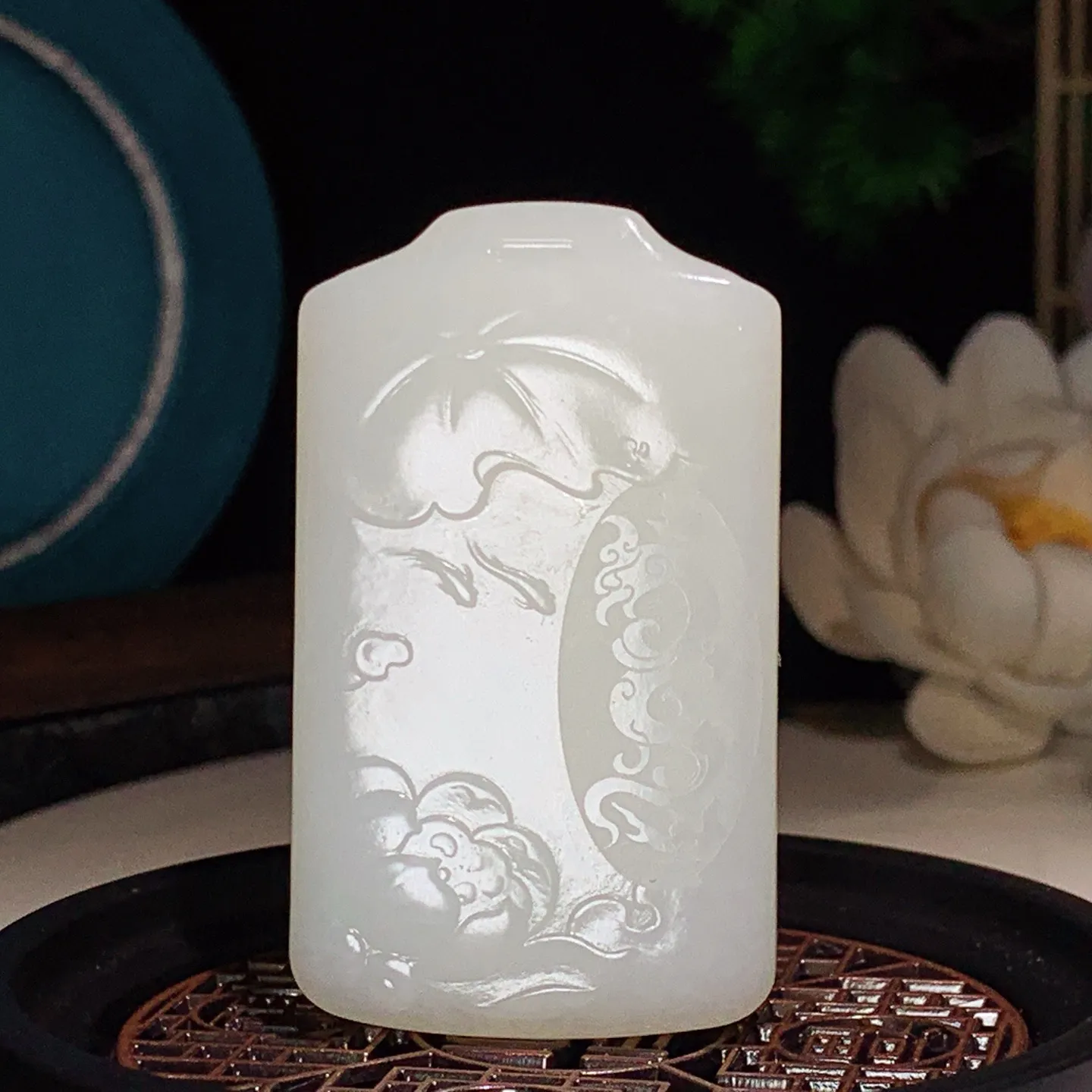 和田玉白玉官运亨通鸡牌子挂件。尺寸54/32/12重41.4克。玉质细腻油润。手推出油。佩戴高端典雅。lt251207