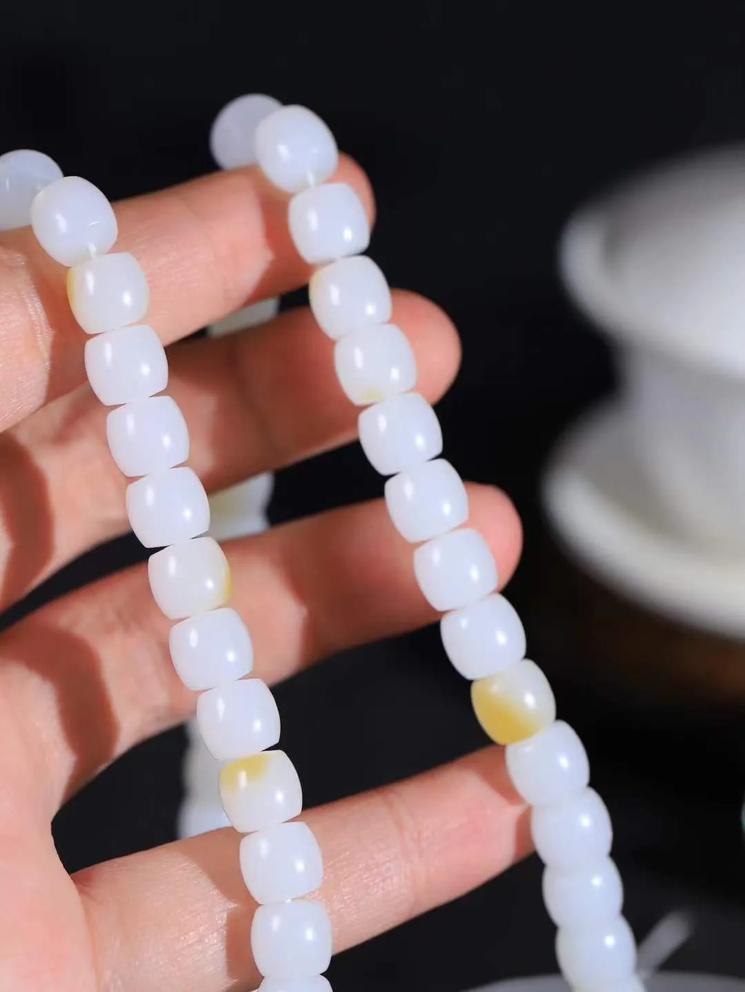 【链.108】

收藏级臻品️和田玉糖白玉直切珠108挂链 玉质温润细腻 油性十足 佩戴舒适。珠珠落玉盘，间关莺语花底滑，一生美好时光，无论身在何处，都有它相伴相守。事事顺遂，幸福美满，吉祥如意。重135克 尺寸取一8.2-8.9mm FDT-78124793