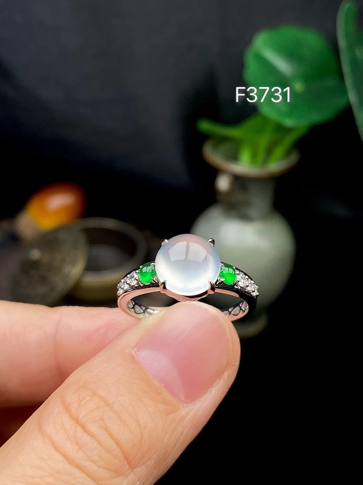 【冰种蛋面戒指】饱满度很好，无纹无裂，晶莹剔透，18k金钻镶嵌，裸石尺寸8.3*4.3毫米