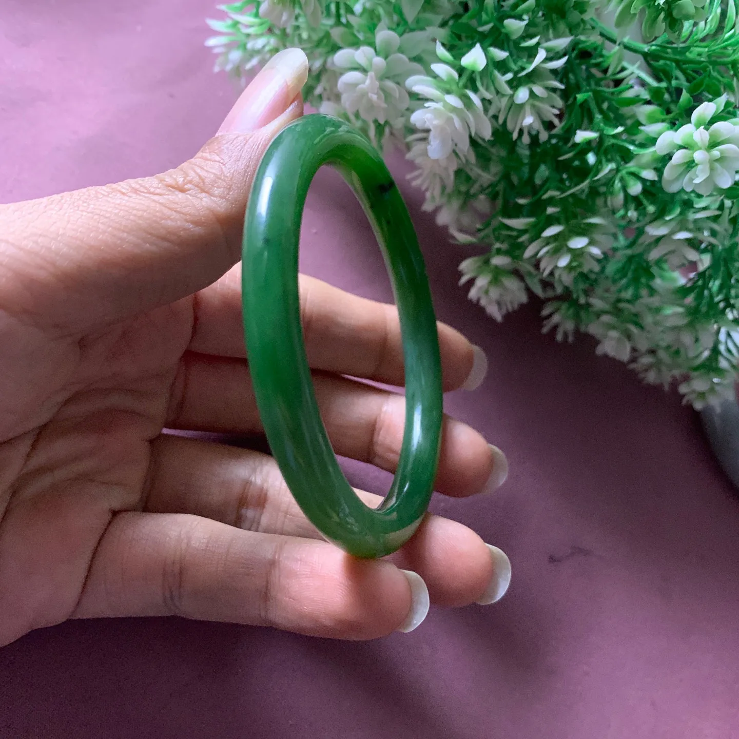 58.8圈口和田玉碧玉阳绿色宽条手镯【挽间柔情】，碧玉美人条手镯，镯型古朴典雅。在诗情画意的雨巷相遇，你是我腕间的一抹风情，有你眸有深情.清风荡漾湖间静水，我愿俯身低眉，在烟波涟漪处寻你