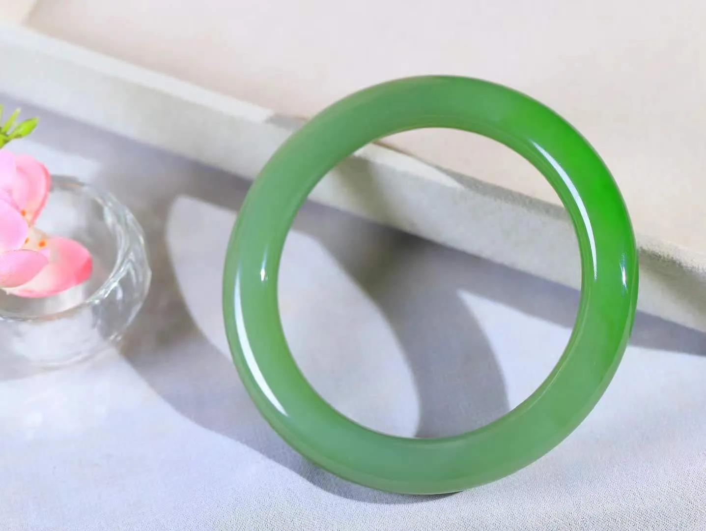 【碧波流转·手镯】

精品和田玉碧玉圆条手镯，玉质细腻温润，手感舒适，️线条流畅，简约大气，美自天成，佩戴于腕间，婉约之美，举手投足间透出那份低调奢华，醉人心扉。
重55.6克 内径圈口58.5mm 尺寸10-10.2mm  FDT-65120733