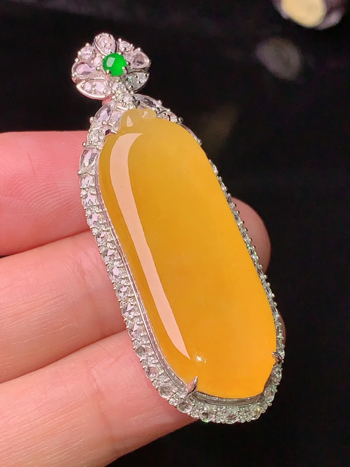 18k金钻镶嵌黄翡福瓜吊坠 玉质细腻 水润亮眼  整体尺寸48.6*17.2*10.6