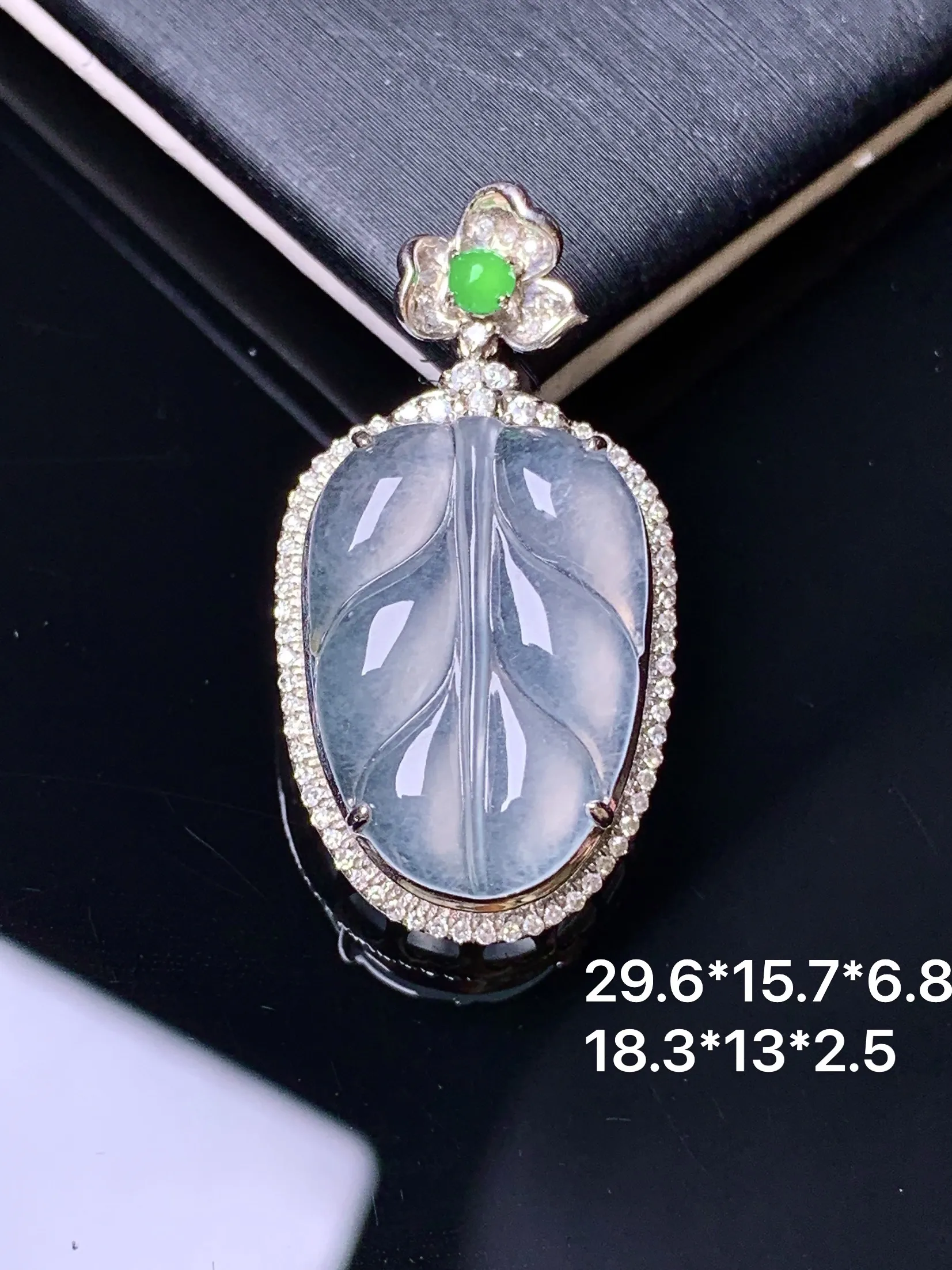 18k金钻镶嵌冰种树叶吊坠 玉质细腻 水润亮眼 色泽艳丽 整体尺寸29.6*15.7*6.8