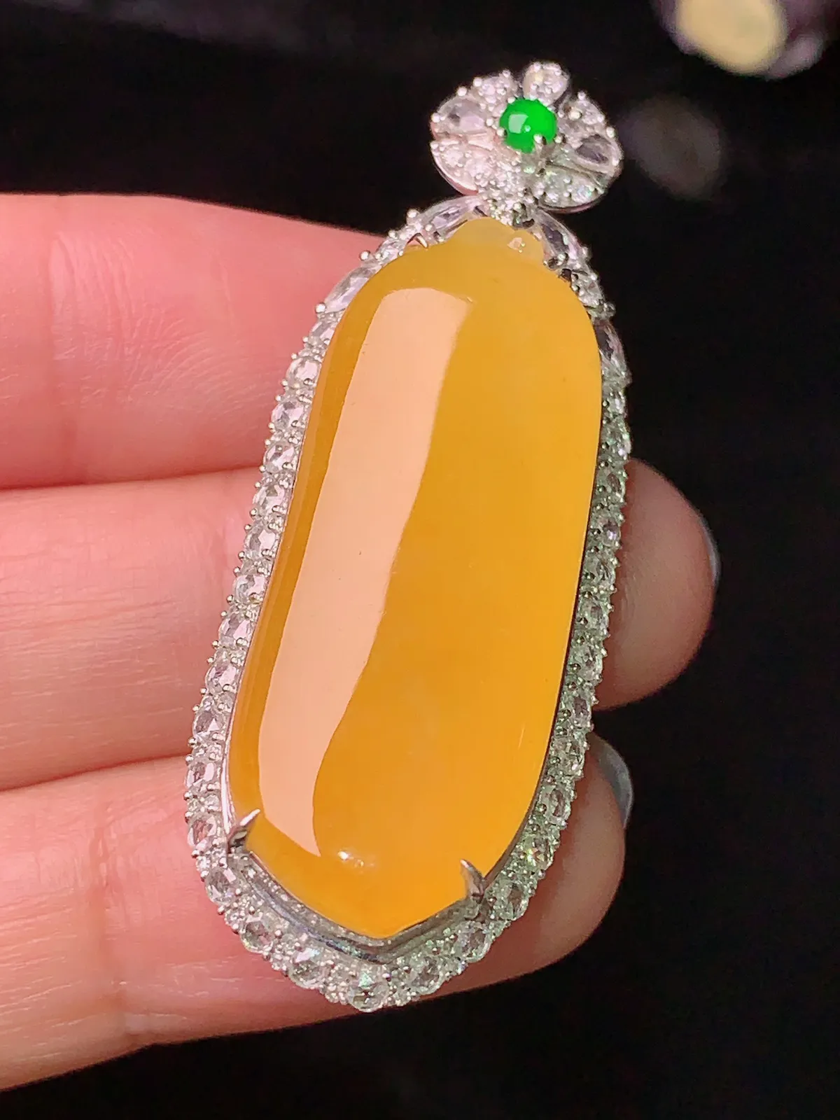 18k金钻镶嵌黄翡福瓜吊坠 玉质细腻 水润亮眼  整体尺寸48.6*17.2*10.6