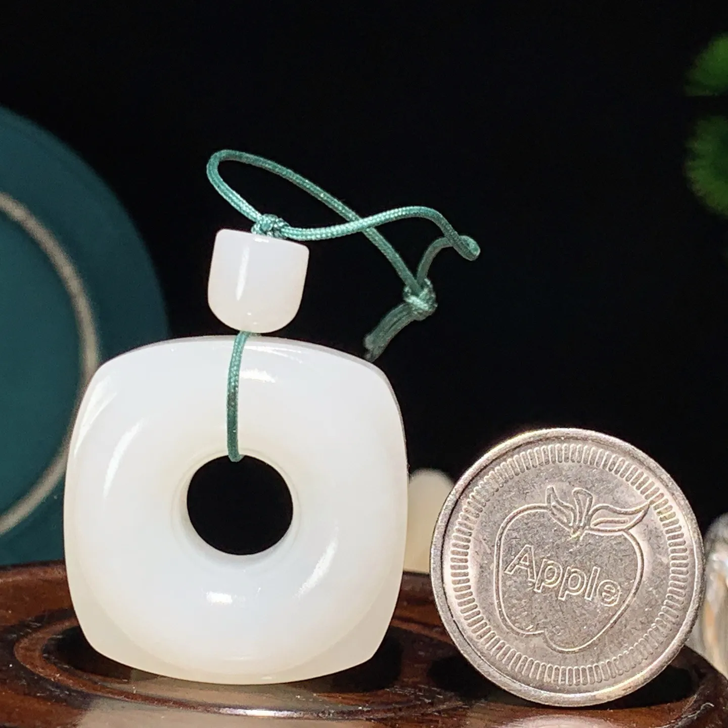 和田玉白玉羊脂白四方平安扣玉棕挂件。尺寸31/31/14重26.7克。玉质细腻油润。手推出油。佩戴高端典雅。lt251207