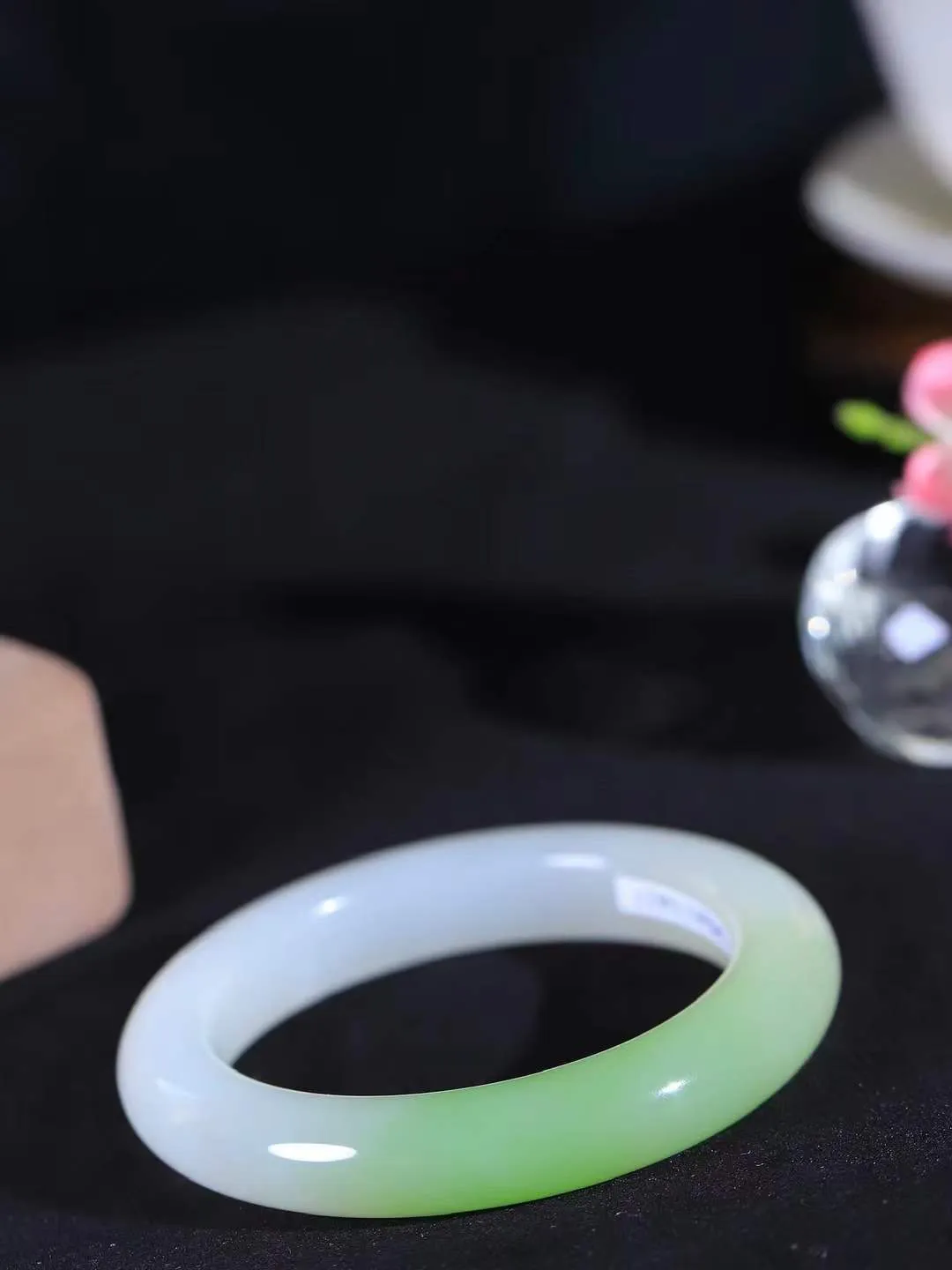 【翠色怡人.手镯】

让开让开[吃瓜]重器来了～️️
好久没见过这么白底色的翠青手镯[吃瓜]
同