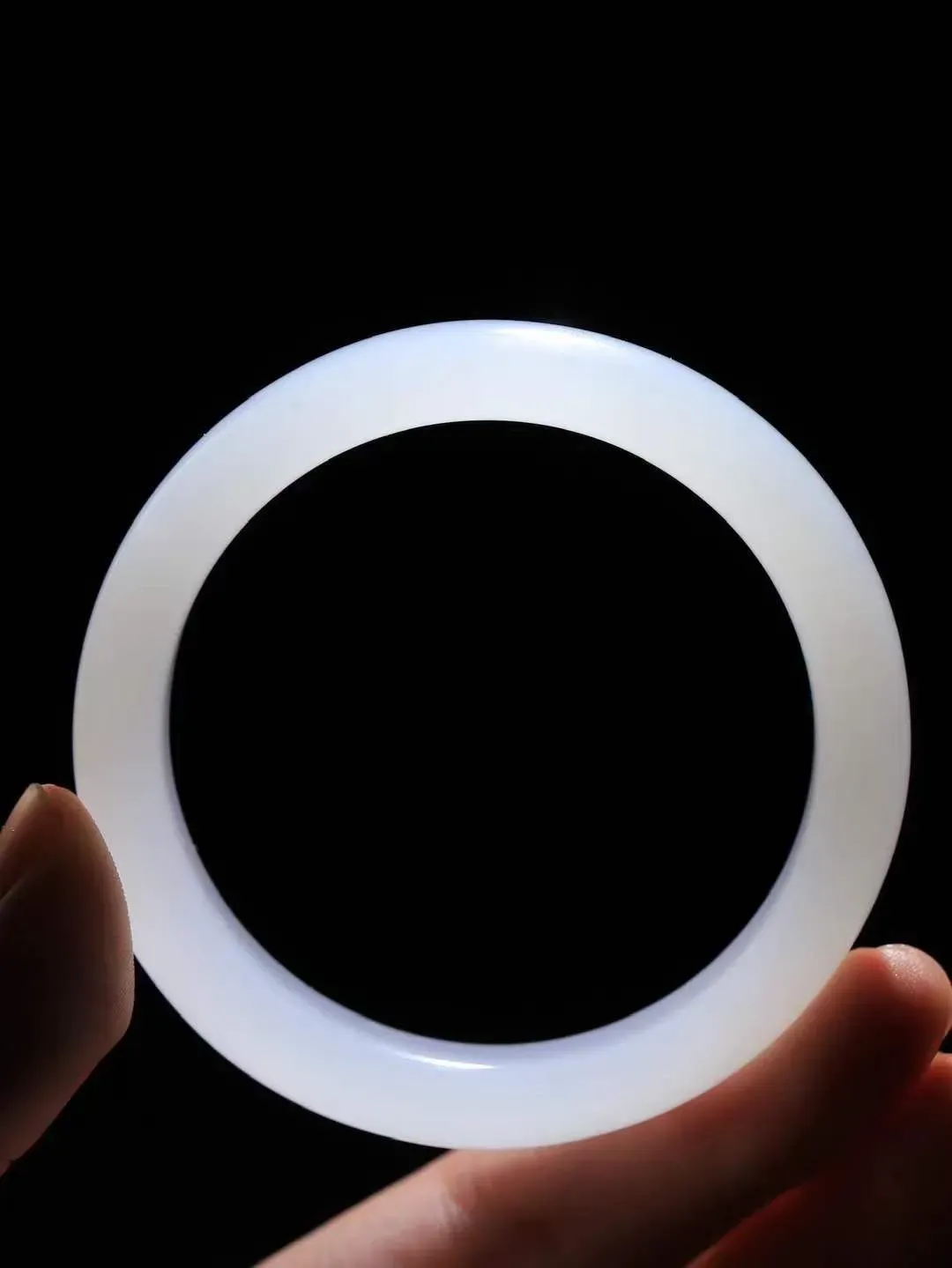 【情有独钟.手镯】

收藏级和田玉白玉手镯 玉质温润细腻 油性十足 手感舒适，高华雅逸，线条流畅，简约大气，美自天成，素雅高贵。佩戴于腕间，婉约之美，举手投足间透出那低调奢华。重52.3克 内径54.5mm 尺寸13.7-8.3mm   FDT-79126795