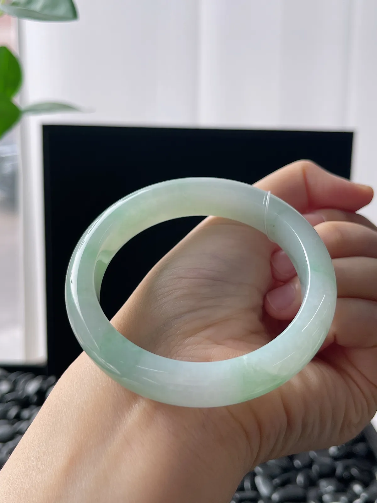 正圈55圈口，翡翠冰糯浅绿色手镯