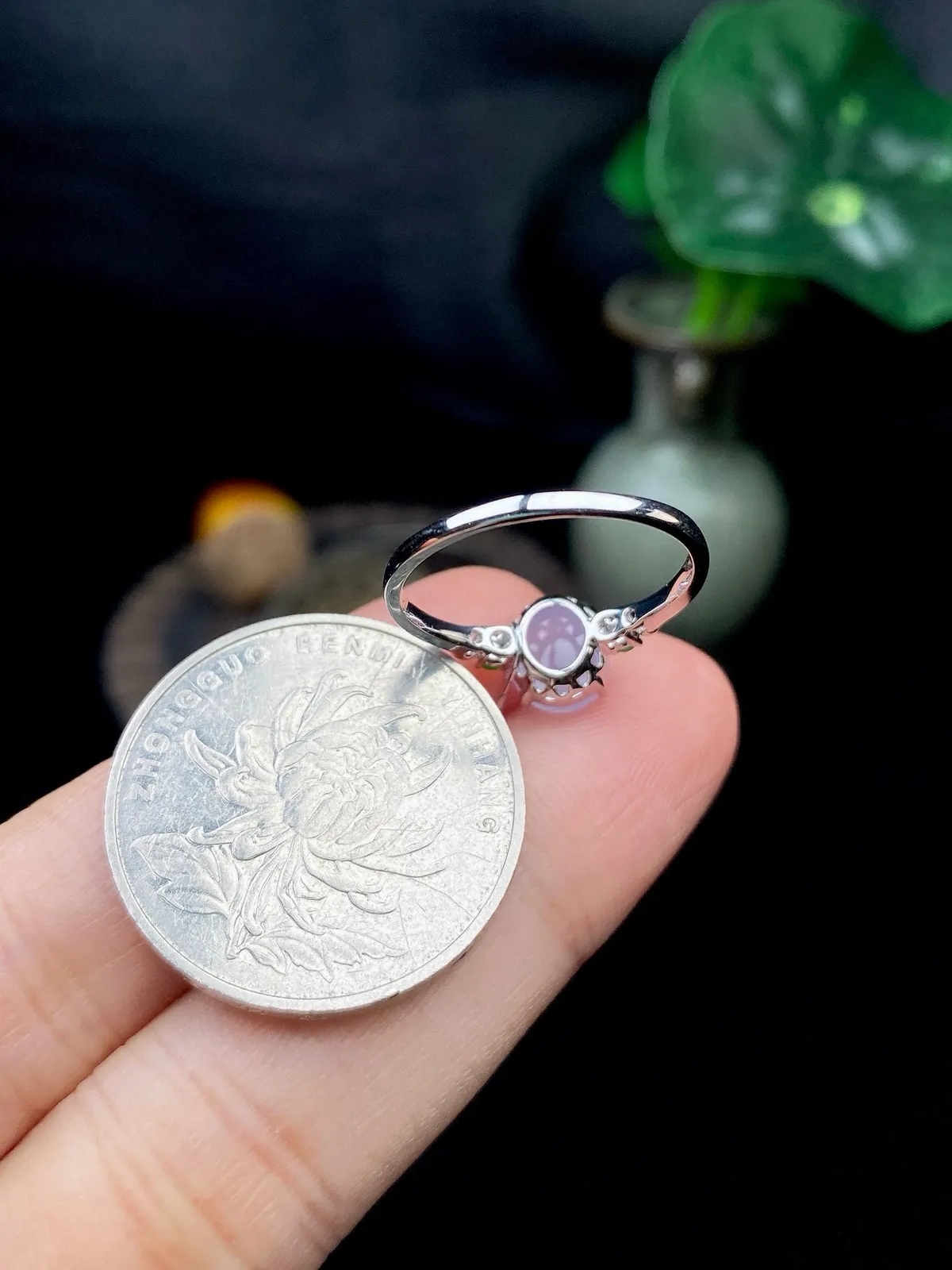 【冰种紫蛋面戒指】饱满度很好，无纹无裂，晶莹剔透，18k金钻镶嵌，裸石尺寸7.6*6.5*3.7毫米