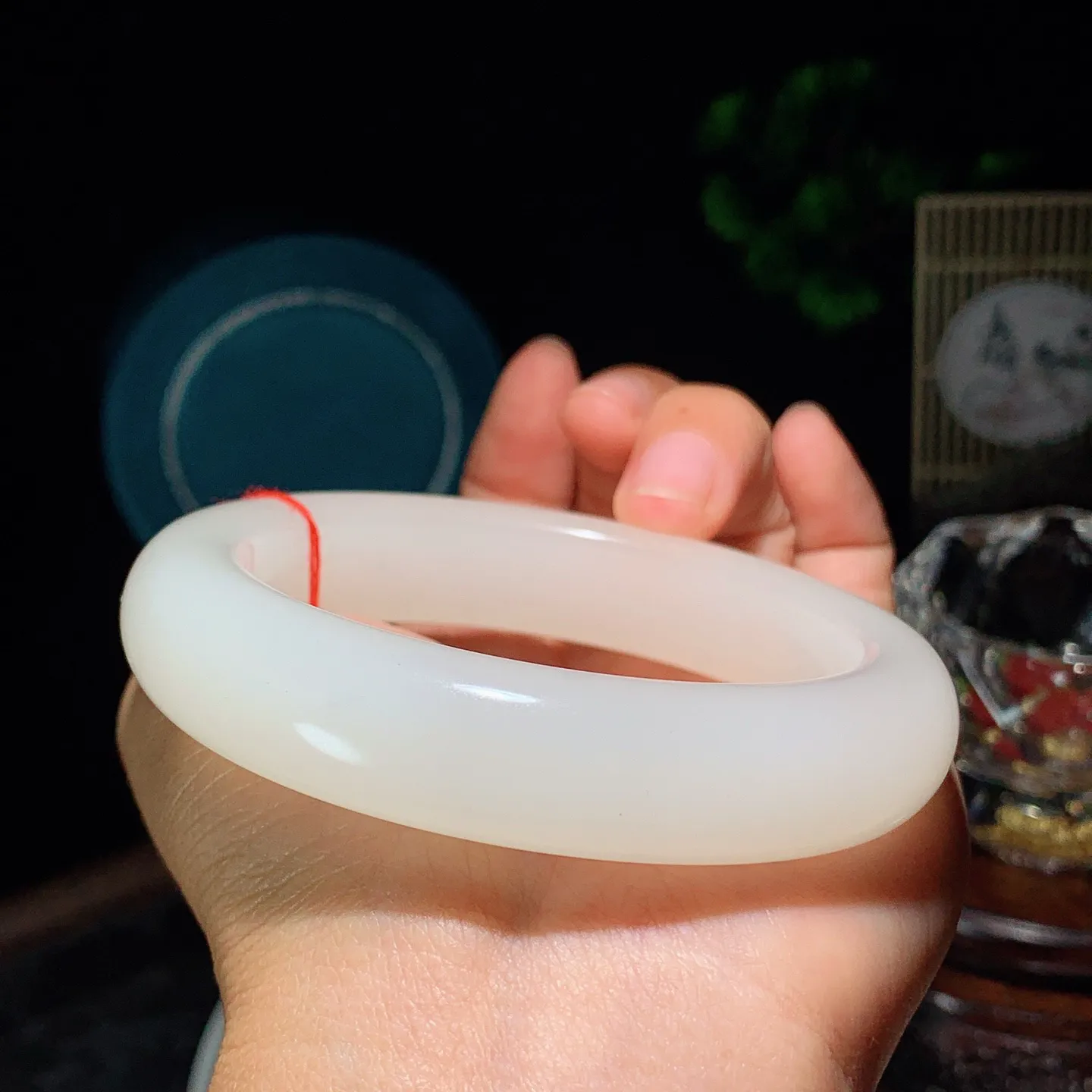 60圈口 和田玉白玉高冰羊脂白手镯。圈口60条宽15厚11重86克。玉质细腻油润。手推出油。佩戴高端典雅。lt251207