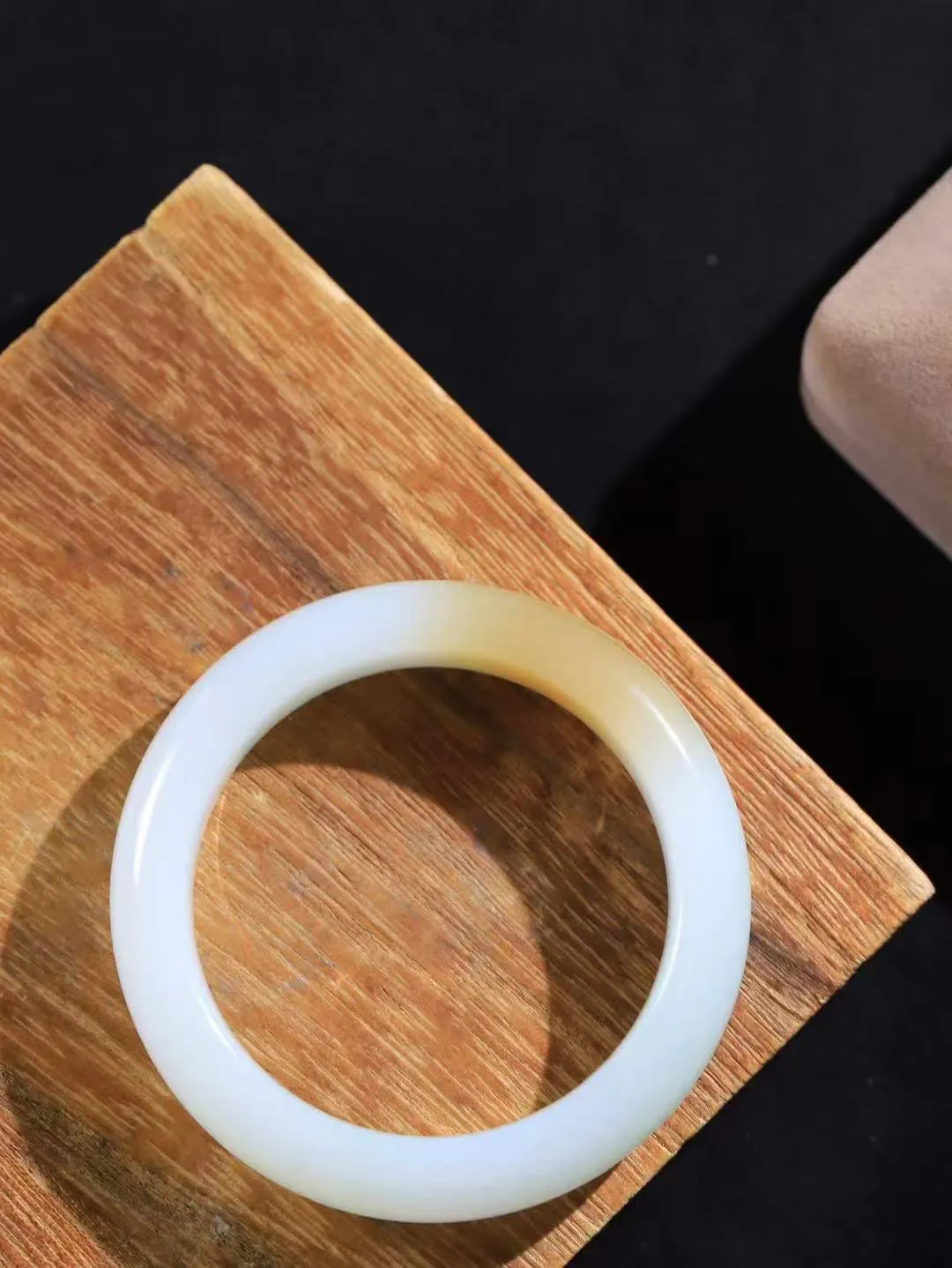 【暖玉生香·手镯】

收藏级和田玉糖白玉手镯，质地油润细腻，色泽高贵典雅，镯型古朴典雅。在诗情画意的雨巷相遇，你是我腕间的一抹风情，有你眸有深情，清风荡漾湖间静水，我愿俯身低眉，在烟波涟漪处，寻你深情倩影。内径54.5mm尺寸15-9.6mm重70.4克fDL-181172900