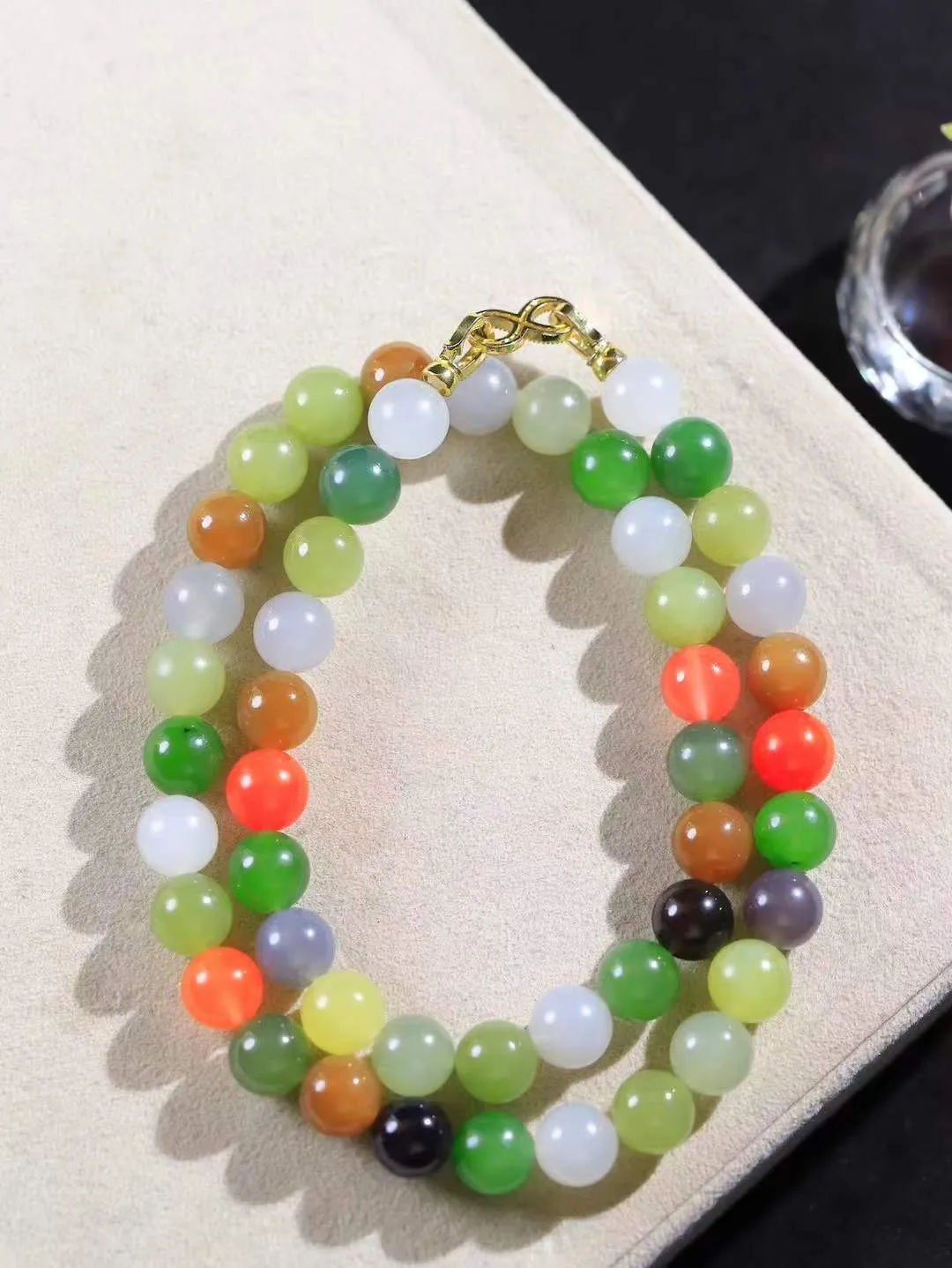 【珠圆玉润.项链】

精品和田玉多宝珠圆玉润项链 玉质温润细腻  整串打磨圆润，佩戴舒适。珠珠落玉盘