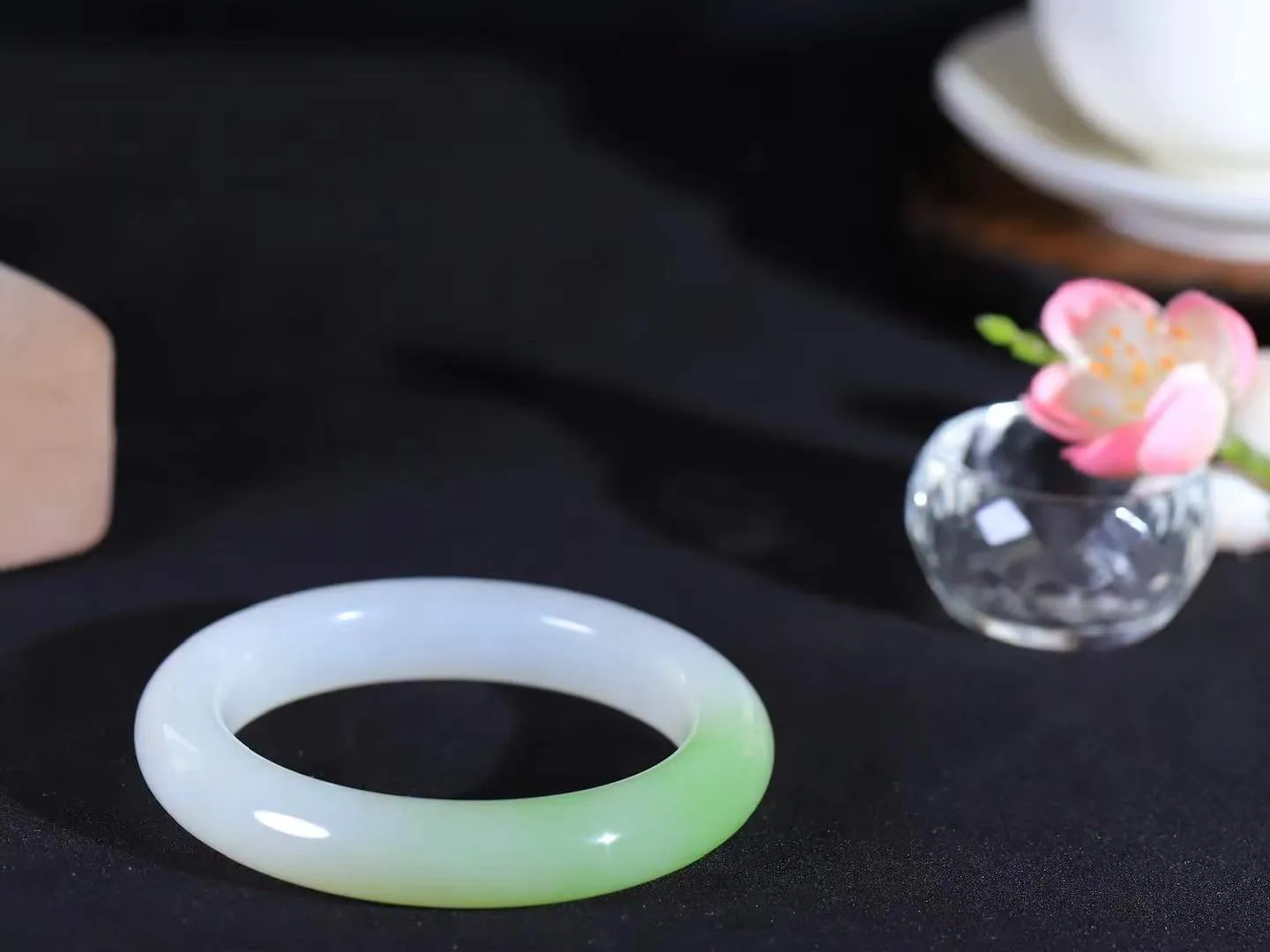 【翠色怡人.手镯】

让开让开[吃瓜]重器来了～️️
好久没见过这么白底色的翠青手镯[吃瓜]
同