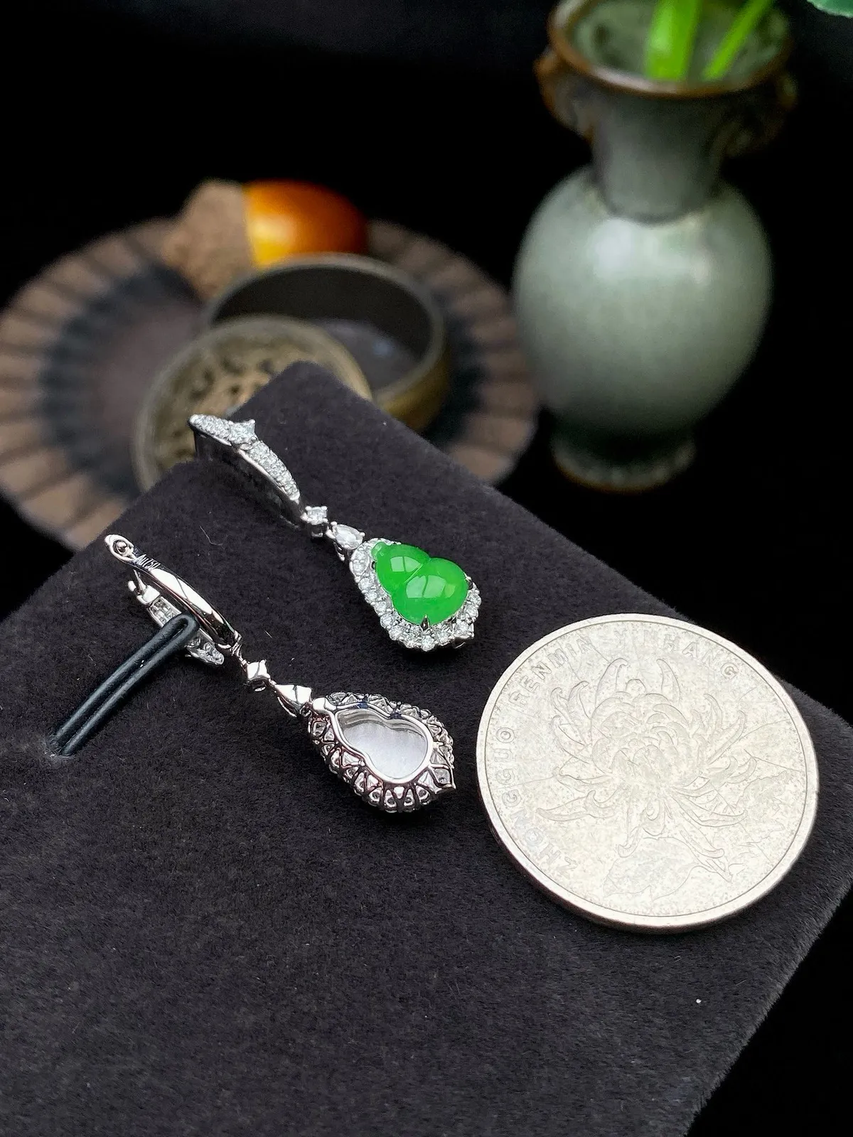 【冰种满绿葫芦耳坠】质地细润，色泽很满，18K金钻镶嵌，裸石尺寸8.3*6.3*3毫米