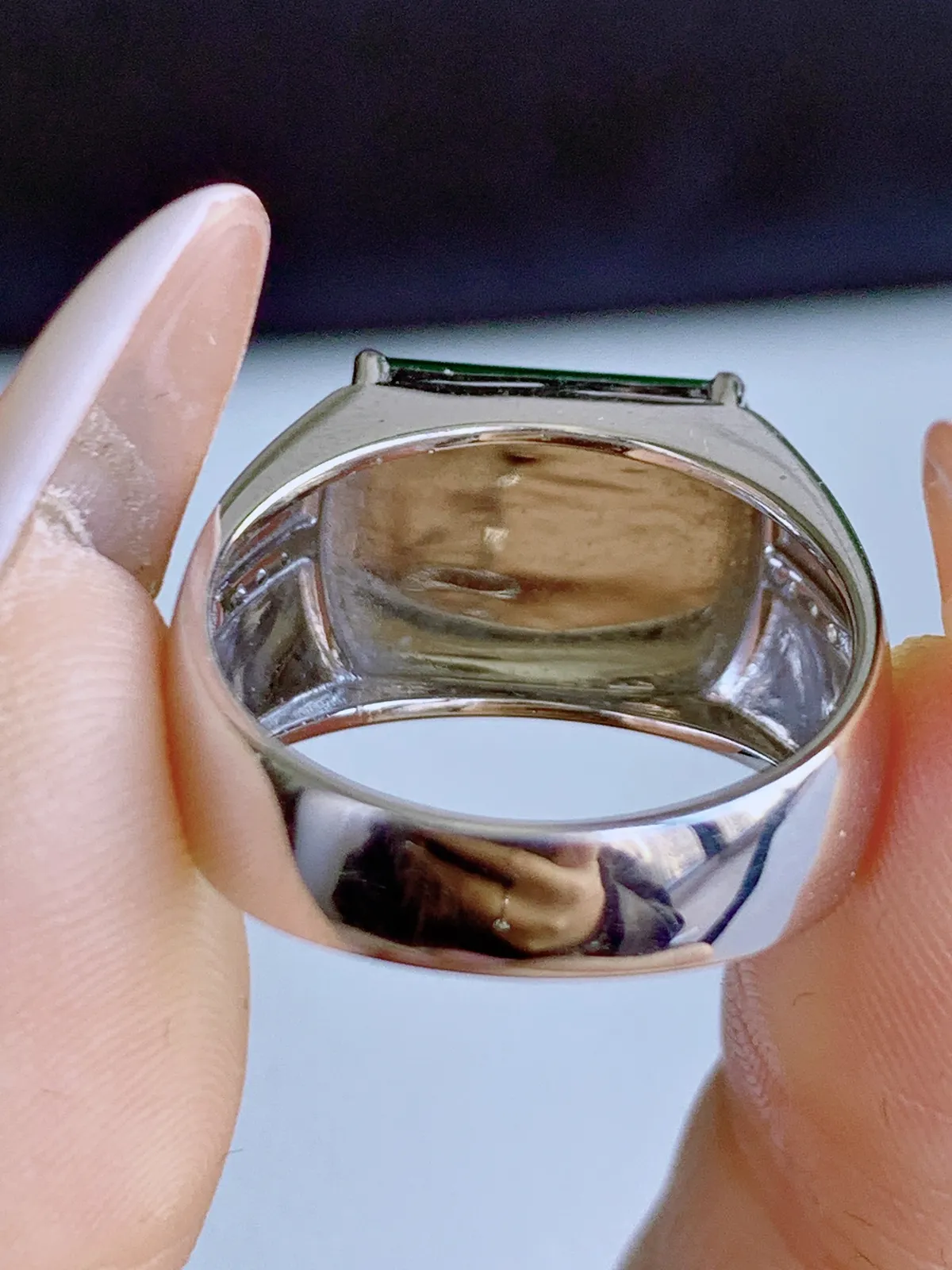 满绿马鞍戒指
尺寸：13.7-10.6-2.4