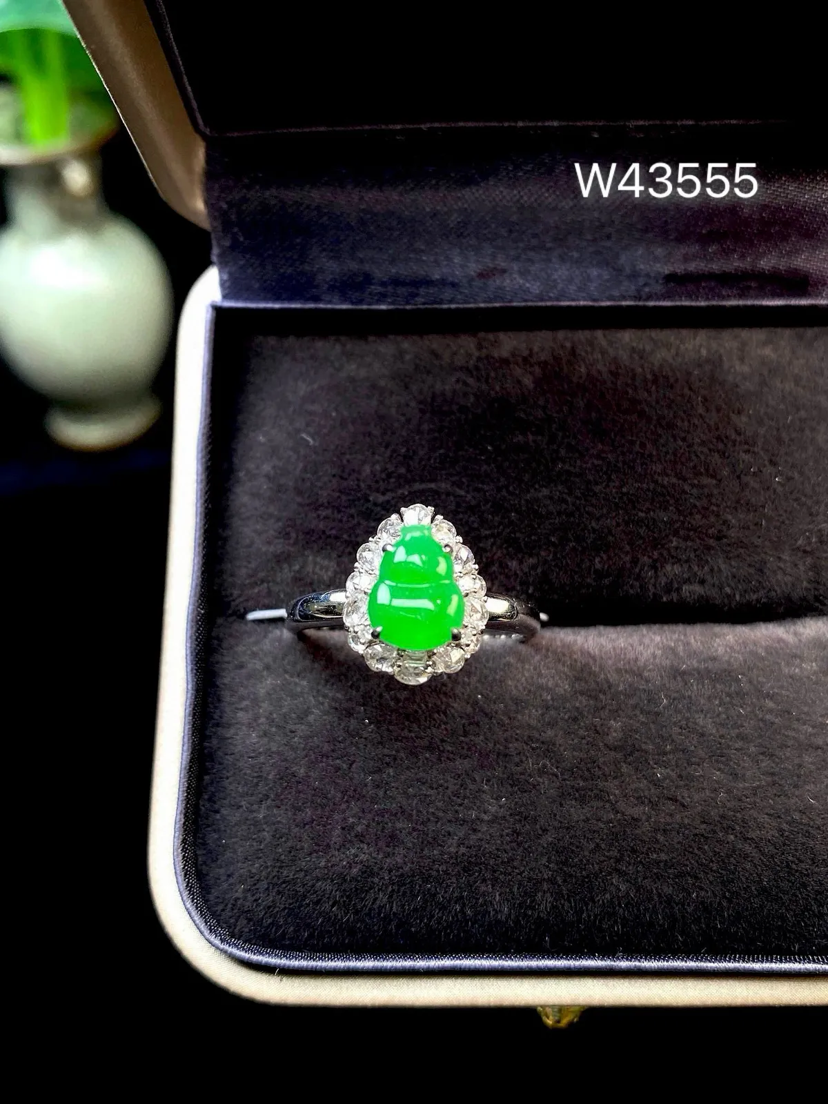 【冰种满绿葫芦戒指】质地细腻，冰润起光，胶感强烈，冰感明显，18K金钻精美镶嵌，裸石尺寸8.1*6.