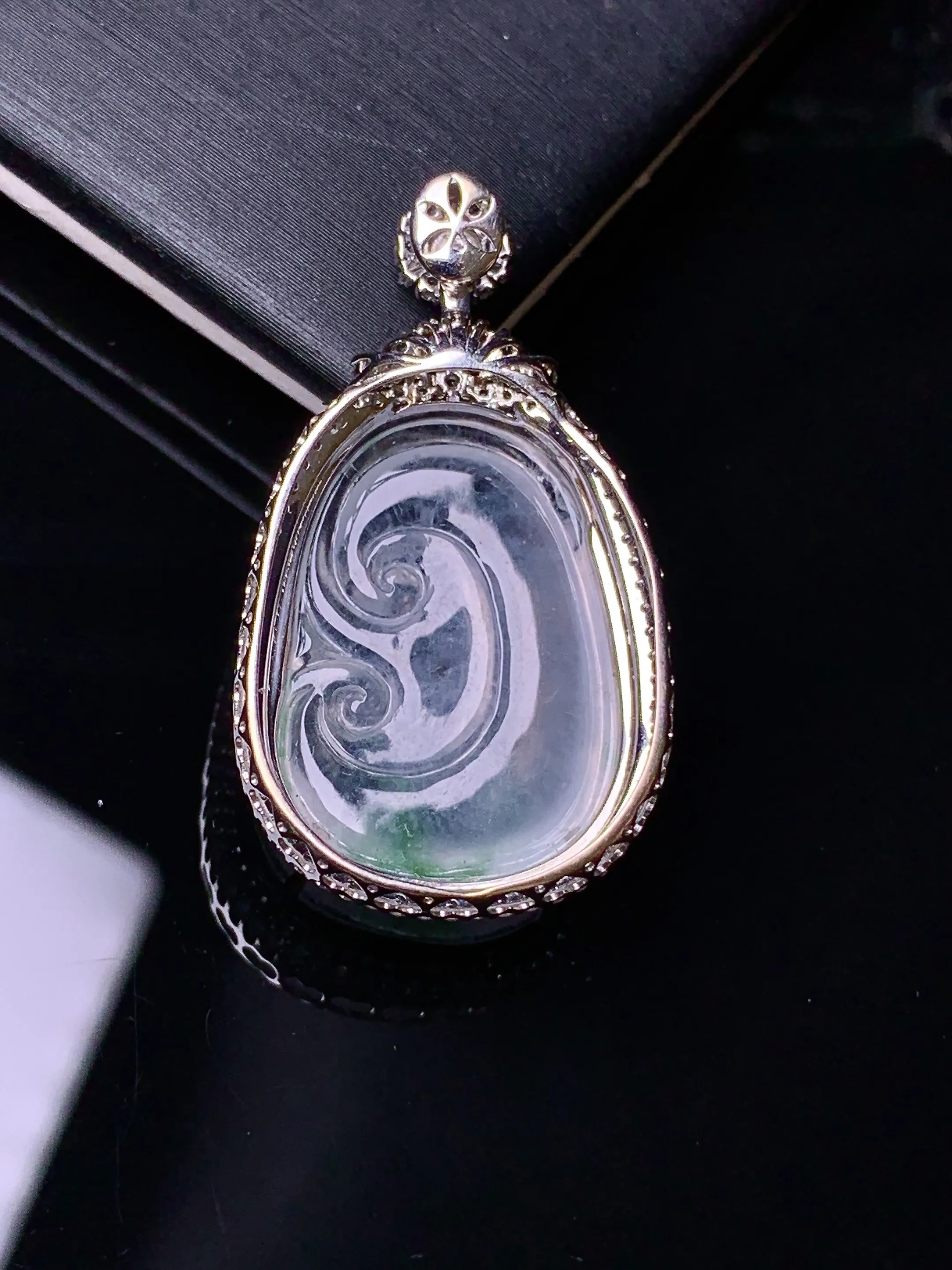 18k金钻镶嵌冰种如意吊坠 玉质细腻 水润亮眼 色泽艳丽 整体尺寸34*19*9.8