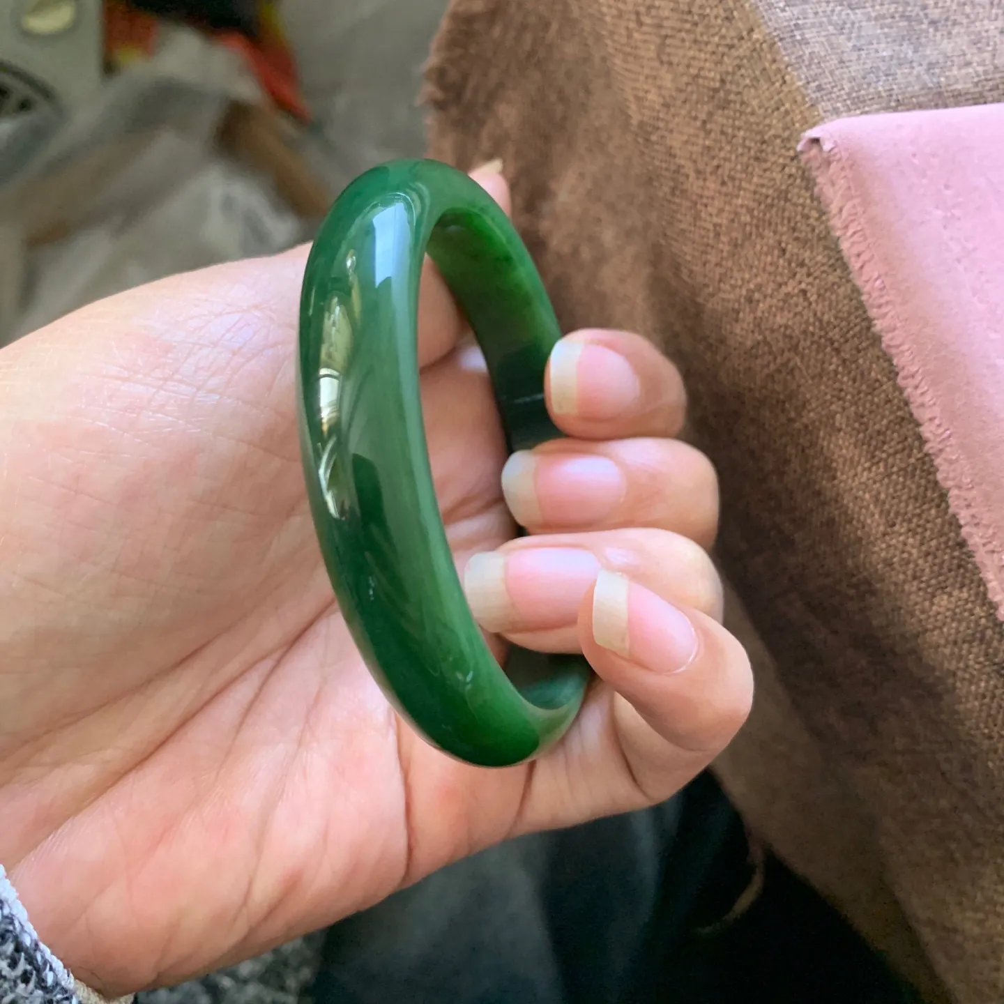 土豪款，60.5圈口和田玉碧玉阳绿色手镯【挽间柔情】，镯型古朴典雅。在诗情画意的雨巷相遇，你是我腕间的一抹风情，有你眸有深情.清风荡漾湖间静水，我愿俯身低眉，在烟波涟漪处寻你