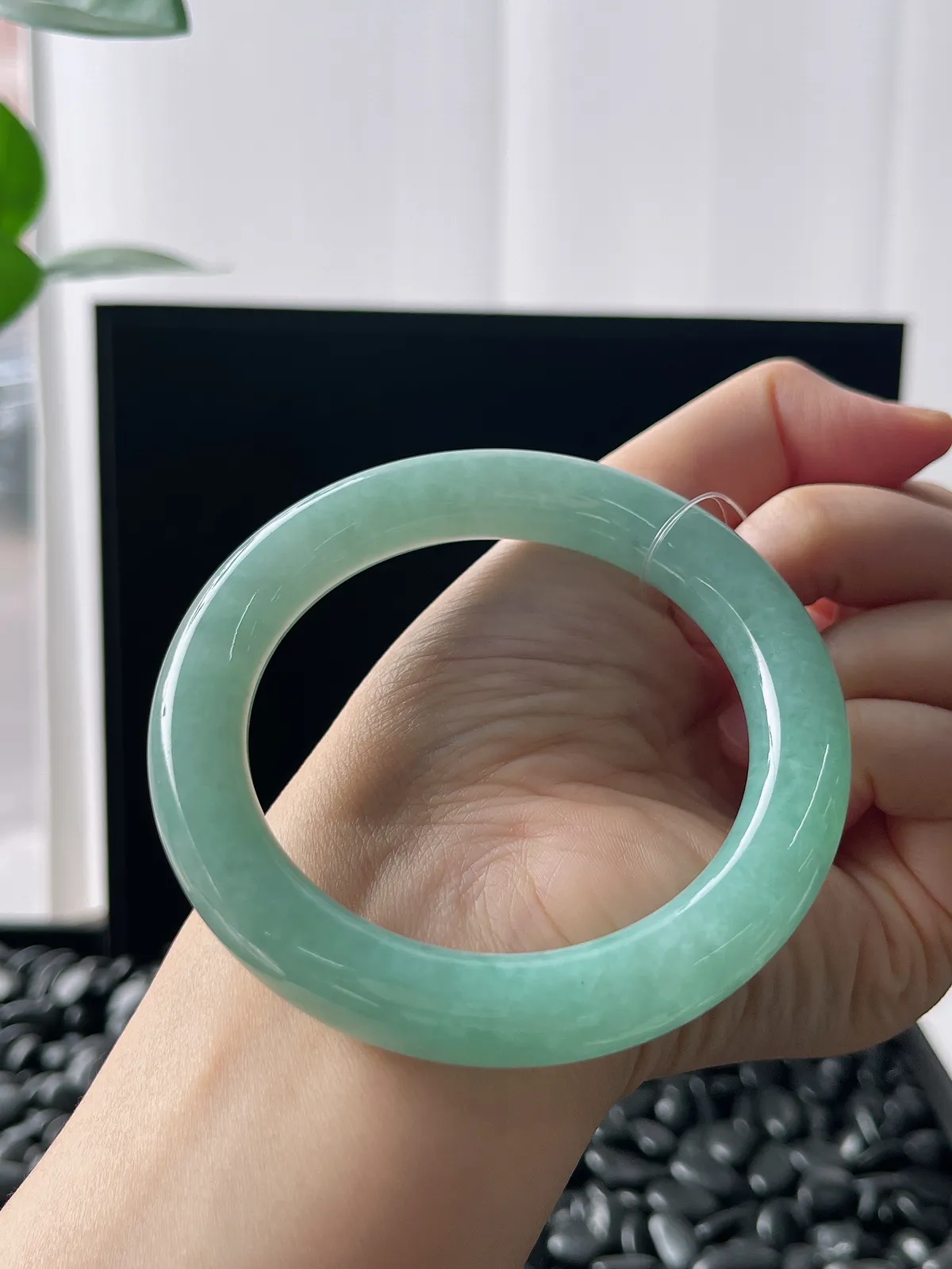 圆镯56圈口，翡翠糯化种淡绿色手镯