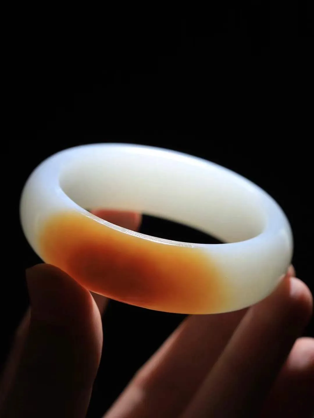 【婉约佳人.手镯】

收藏级臻品️和田玉糖白玉手镯 玉质温润细腻 油性十足 手感舒适，高华雅逸，线条流畅，简约大气，美自天成，素雅高贵。佩戴于腕间，婉约之美，举手投足间透出那份低调奢华。重89克 内径55mm  尺寸18.7-9.9mm   FDA-78120633