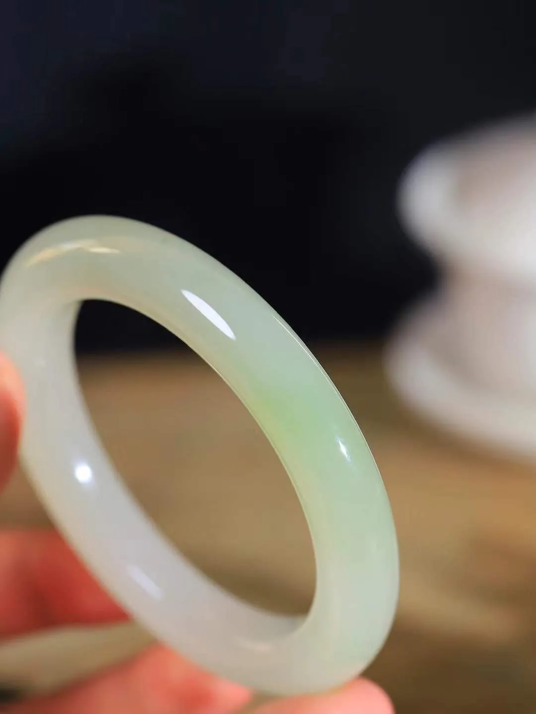 【翠色怡人.手镯】

收藏级臻品和田玉翠青手镯，精品超级美镯，玉质细腻饱满，️温润脂香，仙雾缥缈，怡静如画，意蕴十足～，戴于腕间，神秘与高贵并存，给人以出尘的风雅，优美脱俗，气质非凡。重67.2克 内径56.5mm尺寸11.5-11mm191152900A