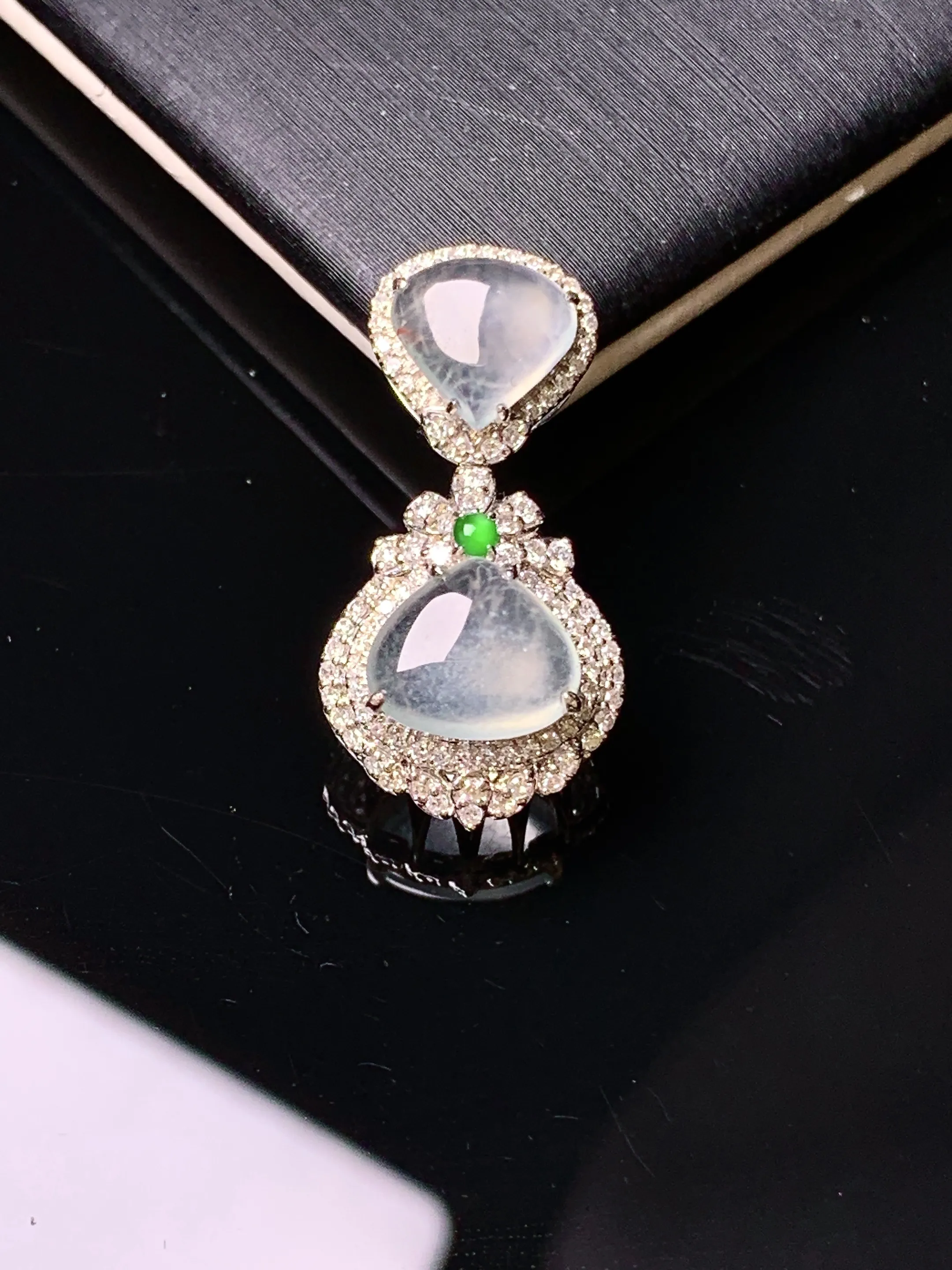 18k金钻镶嵌冰种心形吊坠 玉质细腻 水润亮眼 色泽艳丽 整体尺寸24*12.3*8.3