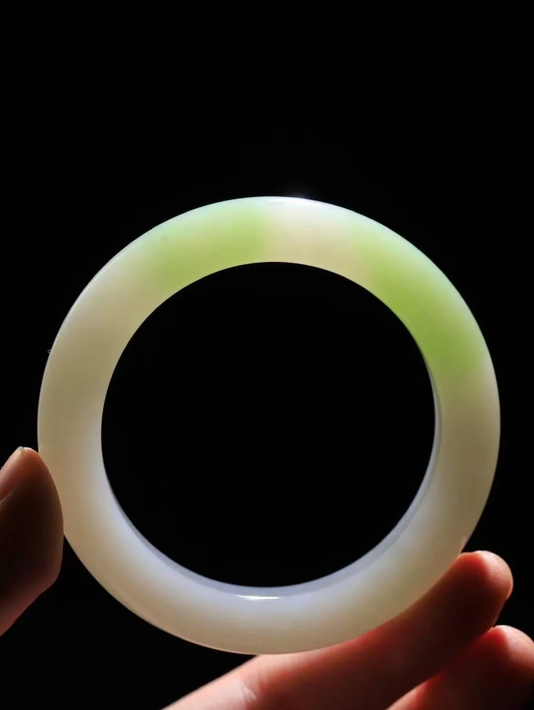 【腕间柔情.手镯】   

收藏级臻品️和田玉烟紫翠青双色手镯 玉质温润细腻 油性十足 古朴秀雅 轻抚岁月的栏杆软香温玉，腕间玉镯轻轻晃动，令人情动心间，撷一缕月末的芬芳，把心思铺陈，时光静美，惟有你最温柔。重58.6克   尺寸54-11.4-10mm  46124700T