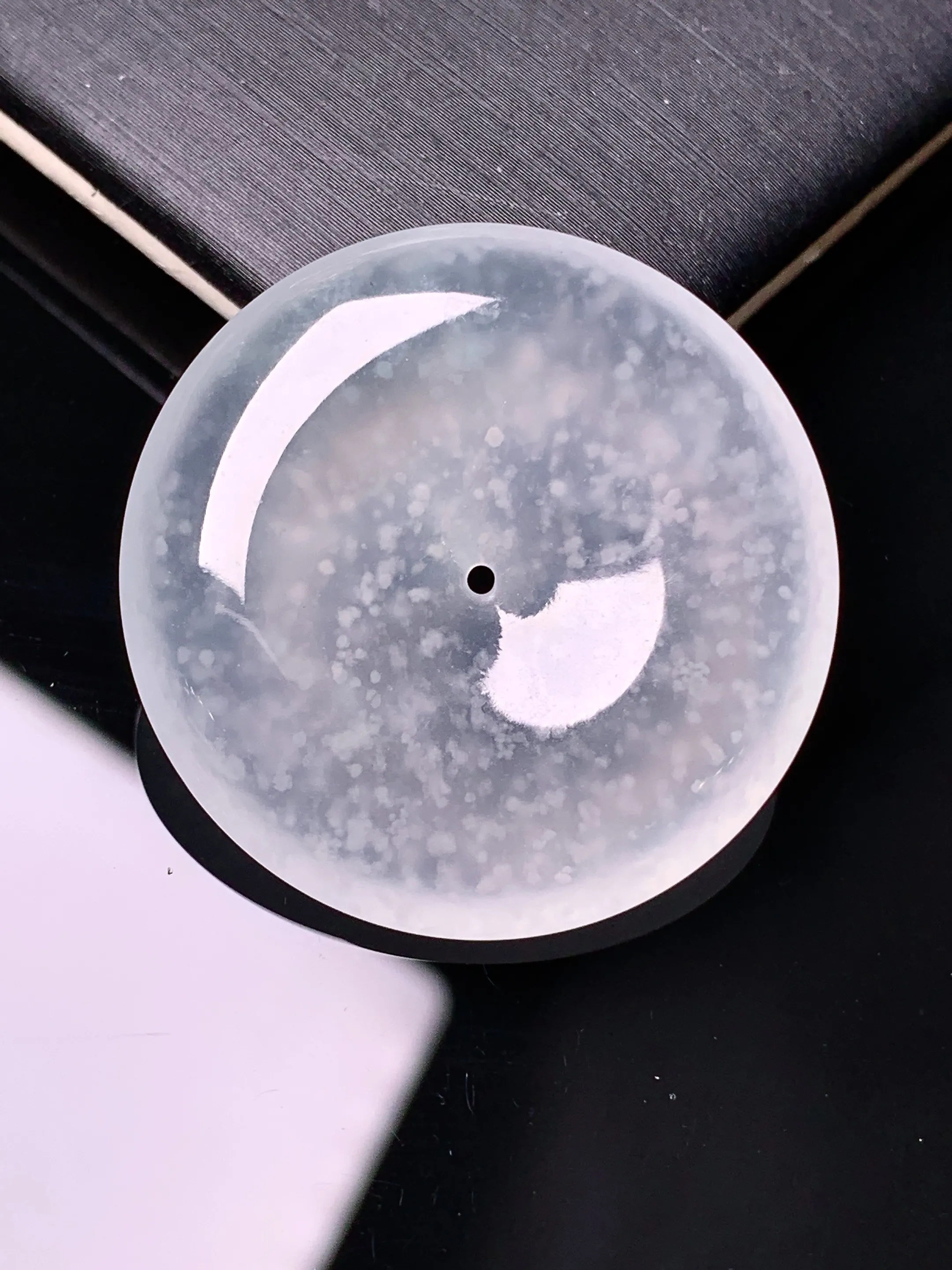 冰种木那料雪花棉平安扣吊坠 玉质细腻 水润亮眼 色泽艳丽 整体尺寸30.3*5.8