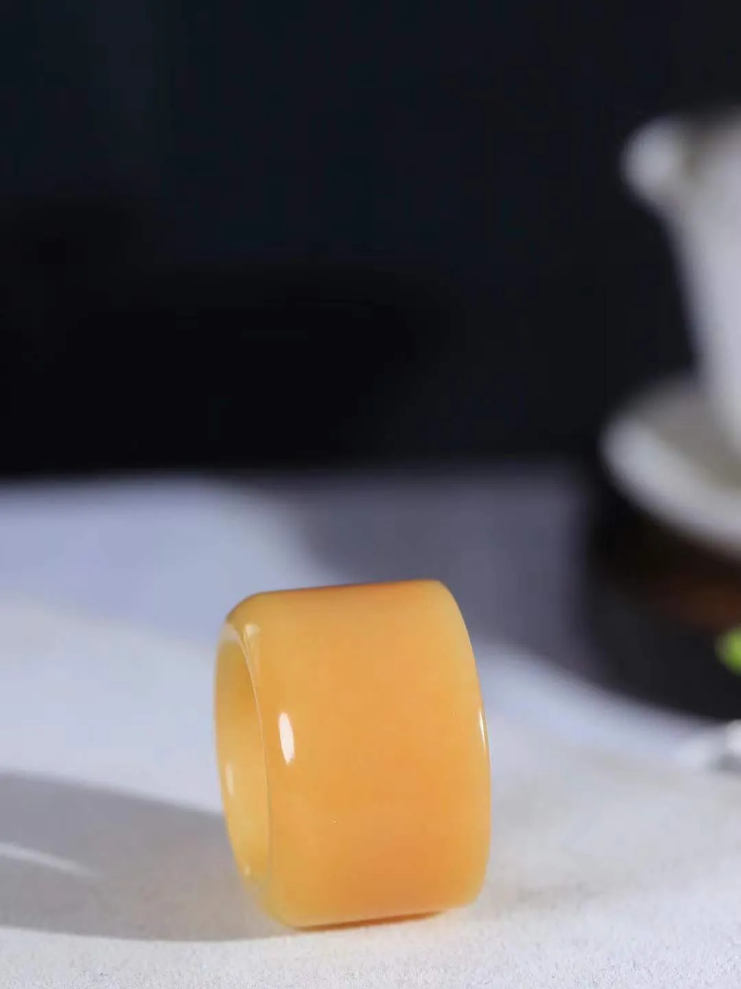 【古韵·扳指】

精品和田玉糖玉扳指，玉质温润，油润感十足， 整器古韵生辉。优雅高贵。运筹帷幄于掌中，决胜于千里之外。重26.2克 内径圈口22.5mm 尺寸21.3-5mm   FDA-36120742