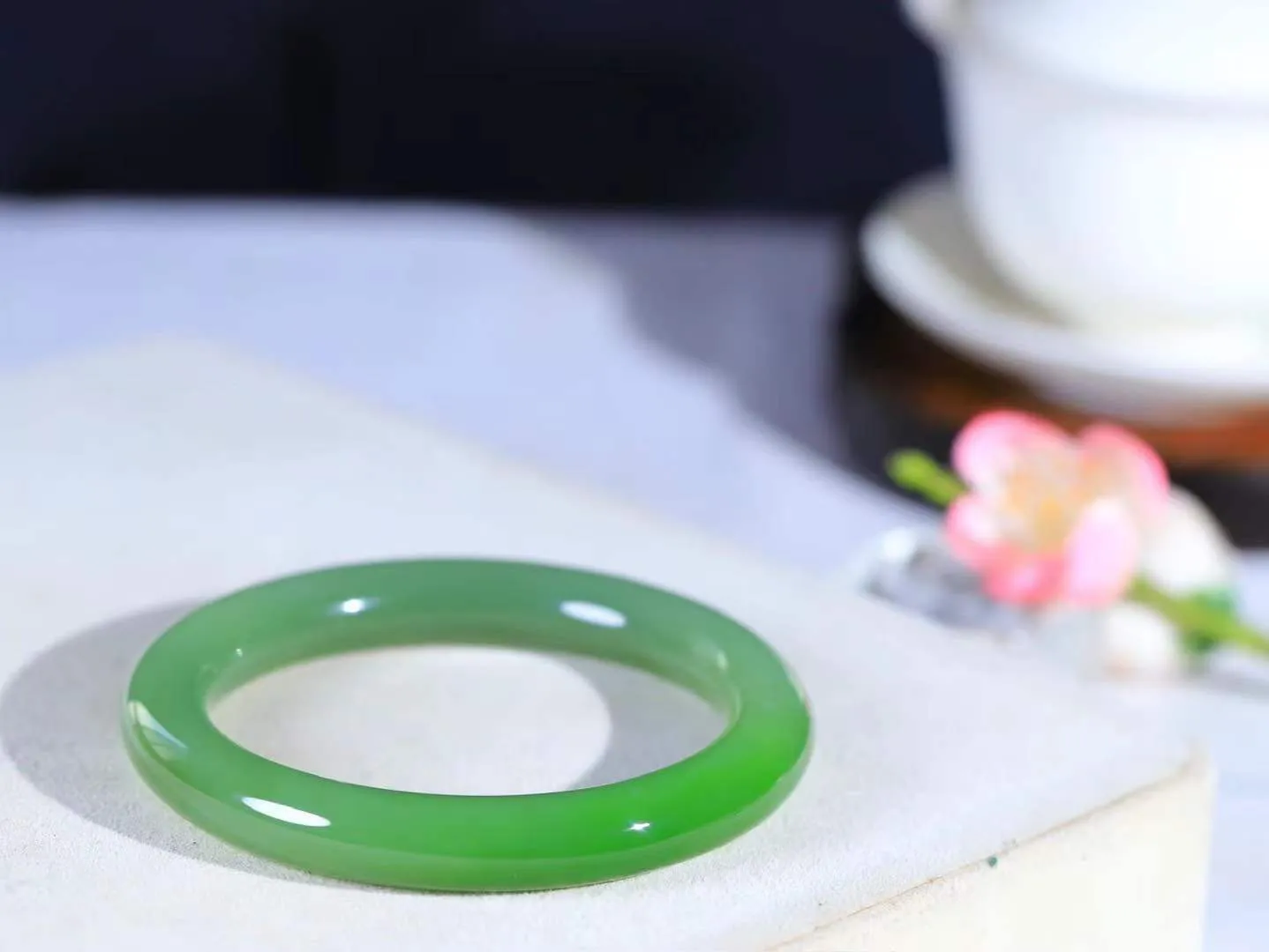 【碧波流转·手镯】

精品和田玉碧玉圆条手镯，玉质细腻温润，手感舒适，️线条流畅，简约大气，美