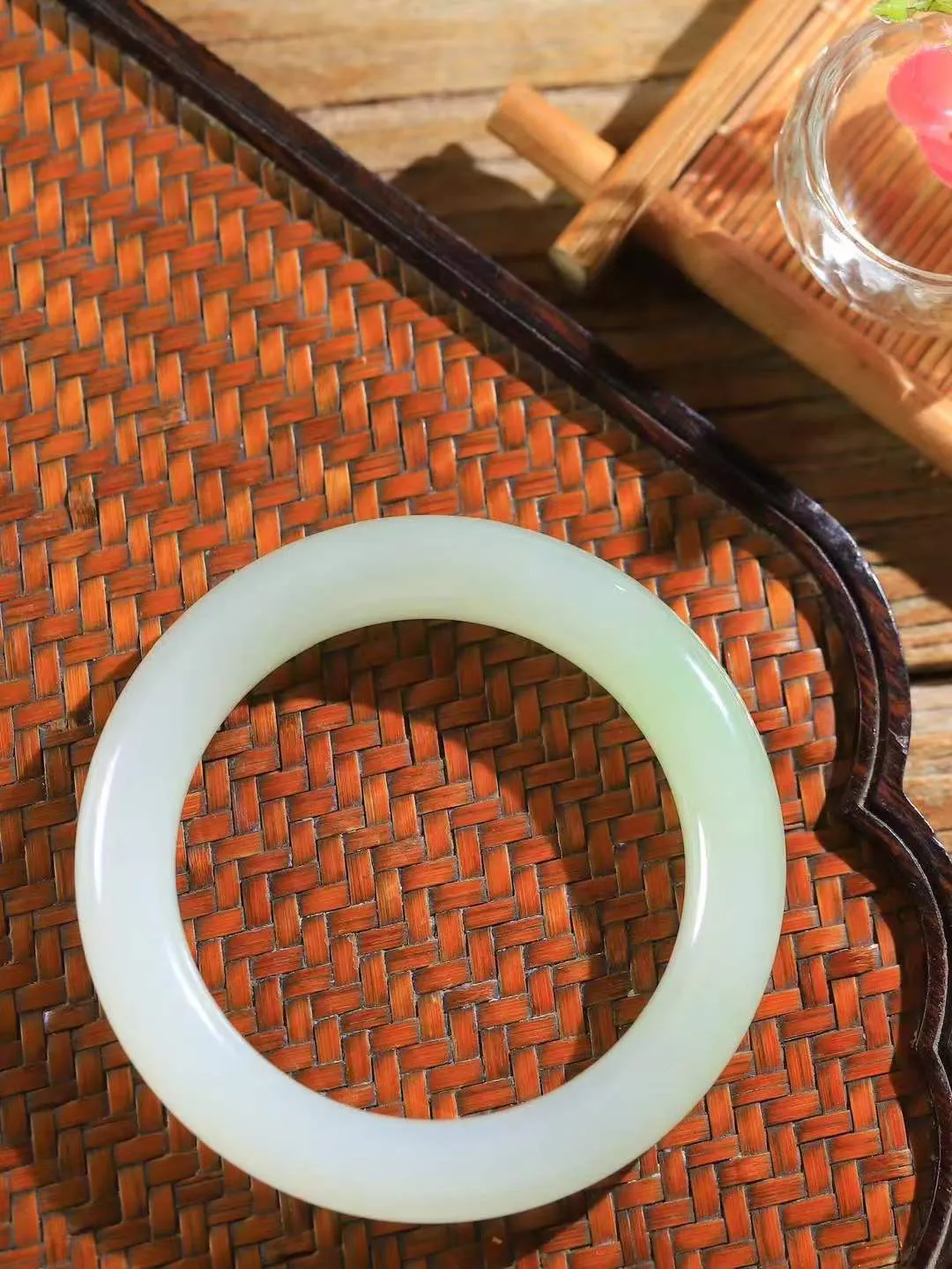 【翠色怡人.手镯】

收藏级臻品和田玉翠青手镯，精品超级美镯，玉质细腻饱满，️温润脂香，仙雾缥缈，怡静如画，意蕴十足～，戴于腕间，神秘与高贵并存，给人以出尘的风雅，优美脱俗，气质非凡。重67.2克 内径56.5mm尺寸11.5-11mm191152900A