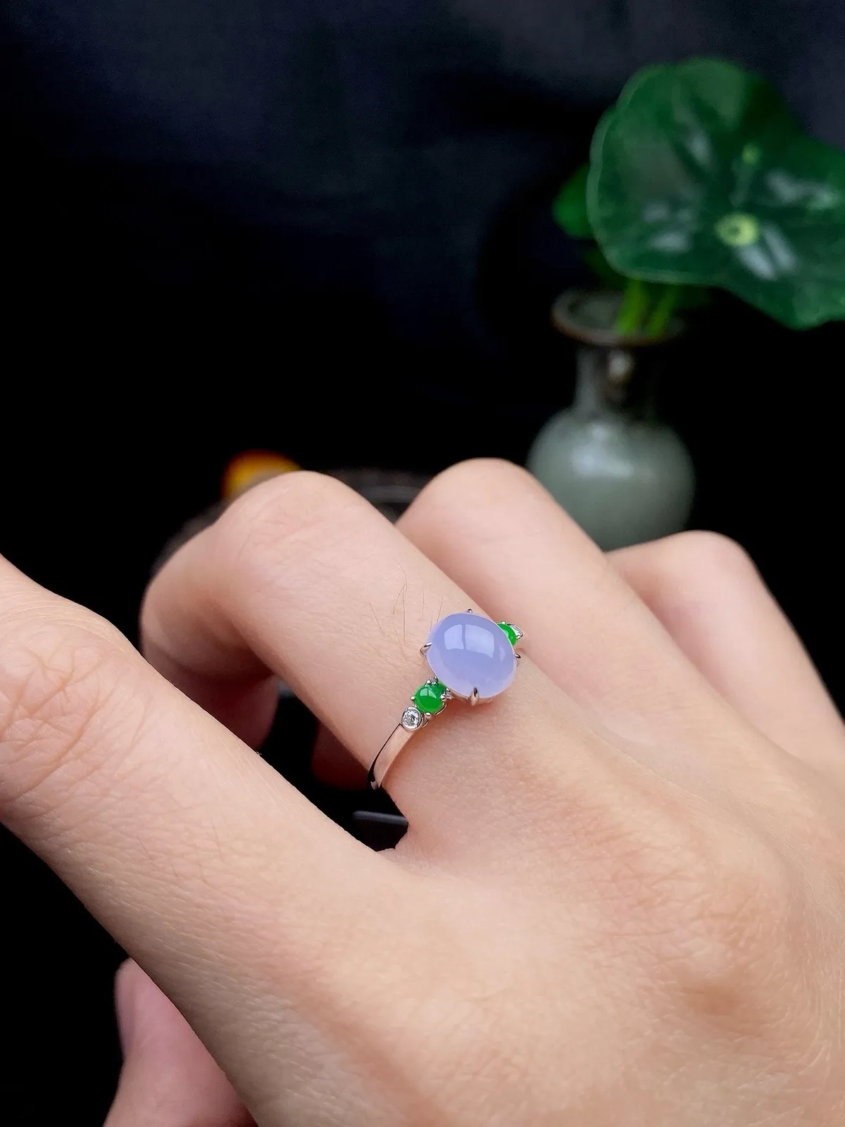 【冰种紫蛋面戒指】饱满度很好，无纹无裂，晶莹剔透，18k金钻镶嵌，裸石尺寸7.6*6.5*3.7毫米