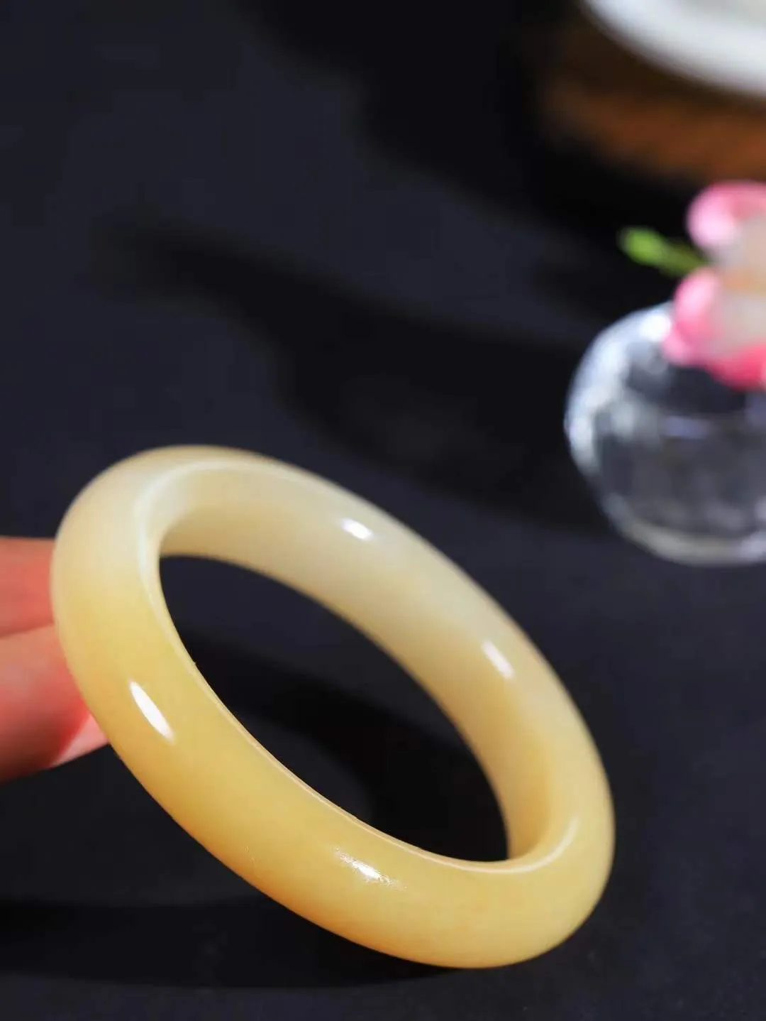 【情有独钟.手镯】

精品和田玉糖白玉手镯 玉质温润细腻 油性十足 手感舒适，高华雅逸，线条流畅，简约大气，美自天成，素雅高贵。佩戴于腕间，婉约之美，举手投足间透出那低调奢华。重63.8克 内径54.5mm 尺寸12.5-10.3mm   FDL-79126751