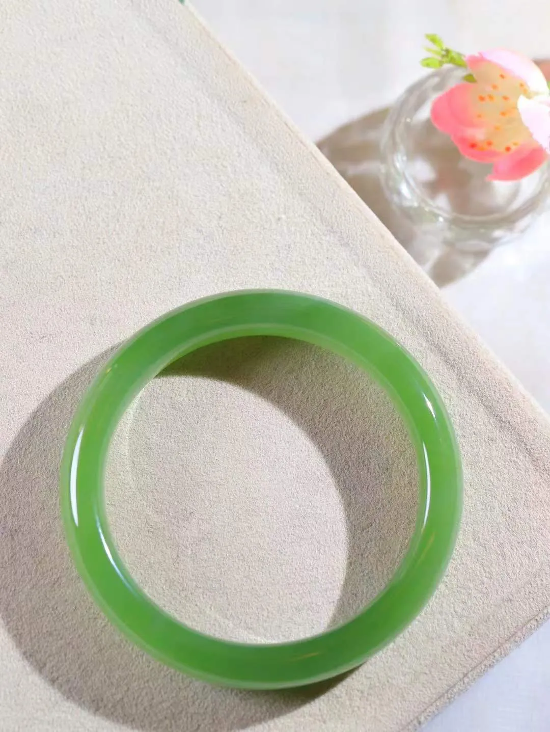 【碧波流转·手镯】

收藏传家级臻品️和田玉碧玉猫眼手镯，玉质细腻温润，手感舒适，️线条流畅，简约大气，美自天成，佩戴于腕间，婉约之美，举手投足间透出那份低调奢华，醉人心扉。
重55克 内径圈口60.5mm尺寸12-8.8mm  FDA-13120608