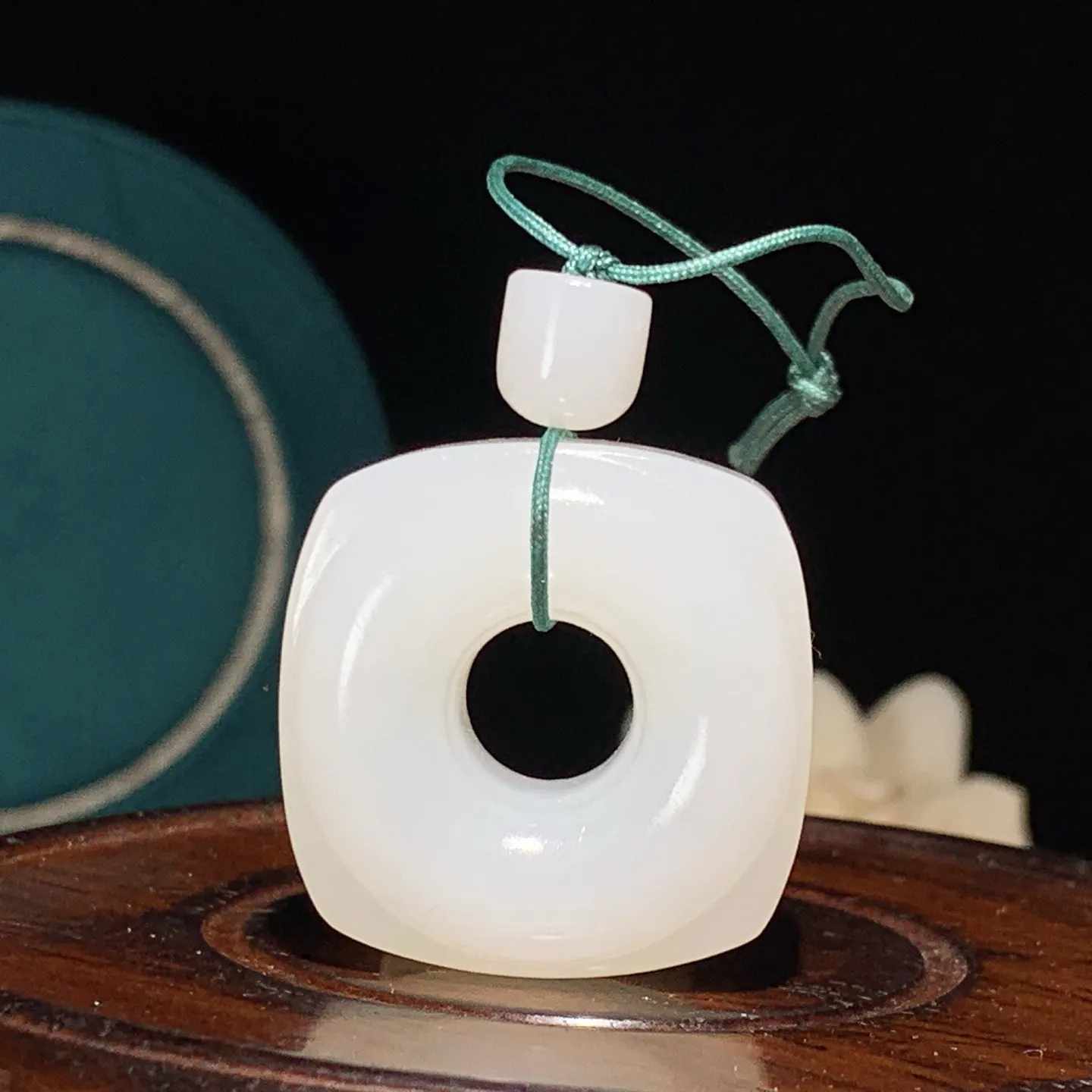 和田玉白玉羊脂白四方平安扣玉棕挂件。尺寸31/31/14重26.7克。玉质细腻油润。手推出油。佩戴高端典雅。lt251207