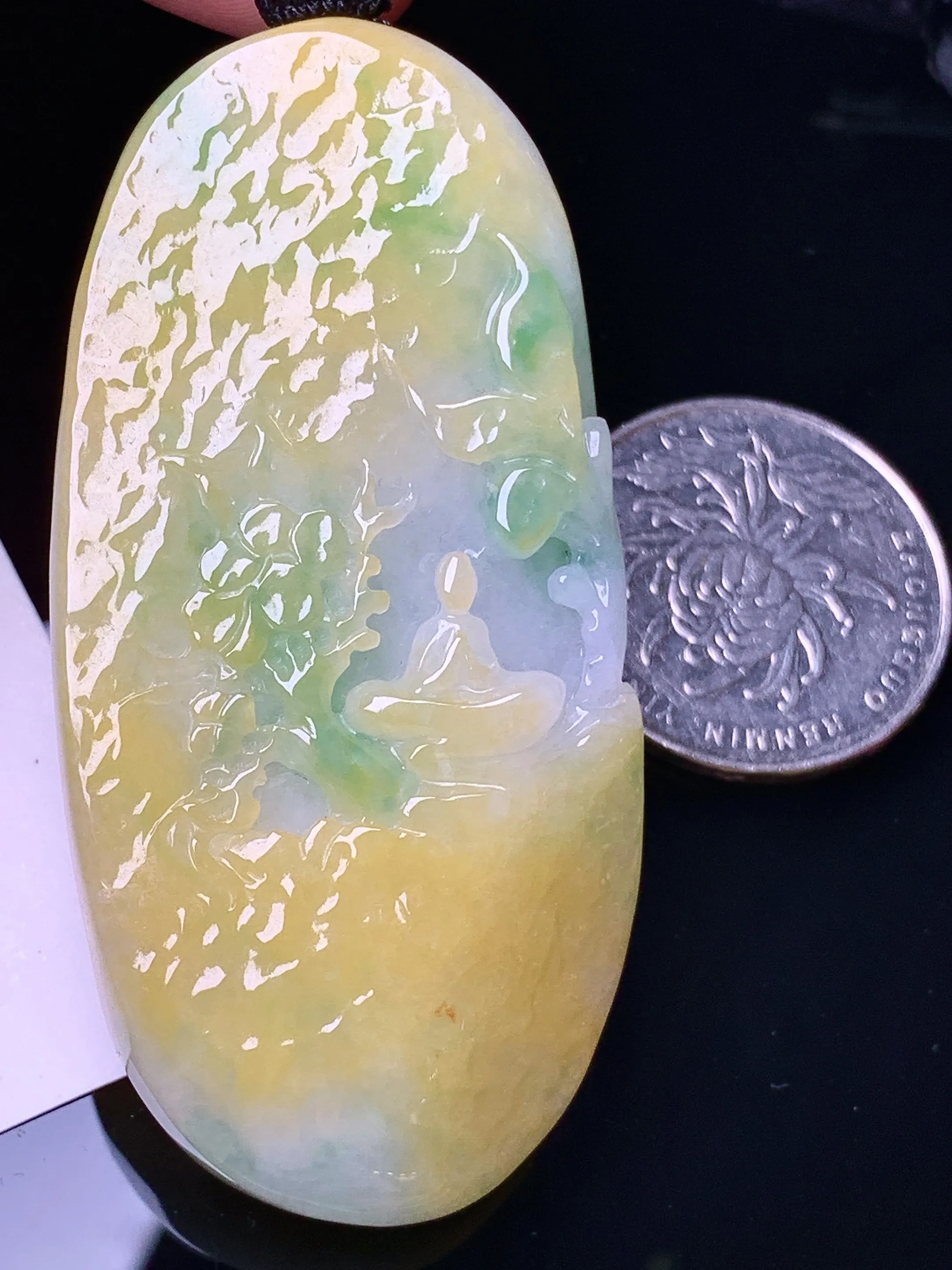 飘黄绿悟道吊坠 玉质细腻 水润亮眼 色泽艳丽 整体尺寸61.7*30*12