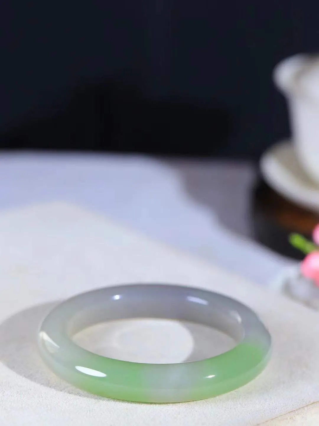 【腕间柔情.手镯】   

收藏级臻品️和田玉烟紫翠青双色手镯 玉质温润细腻 油性十足 古朴秀雅 