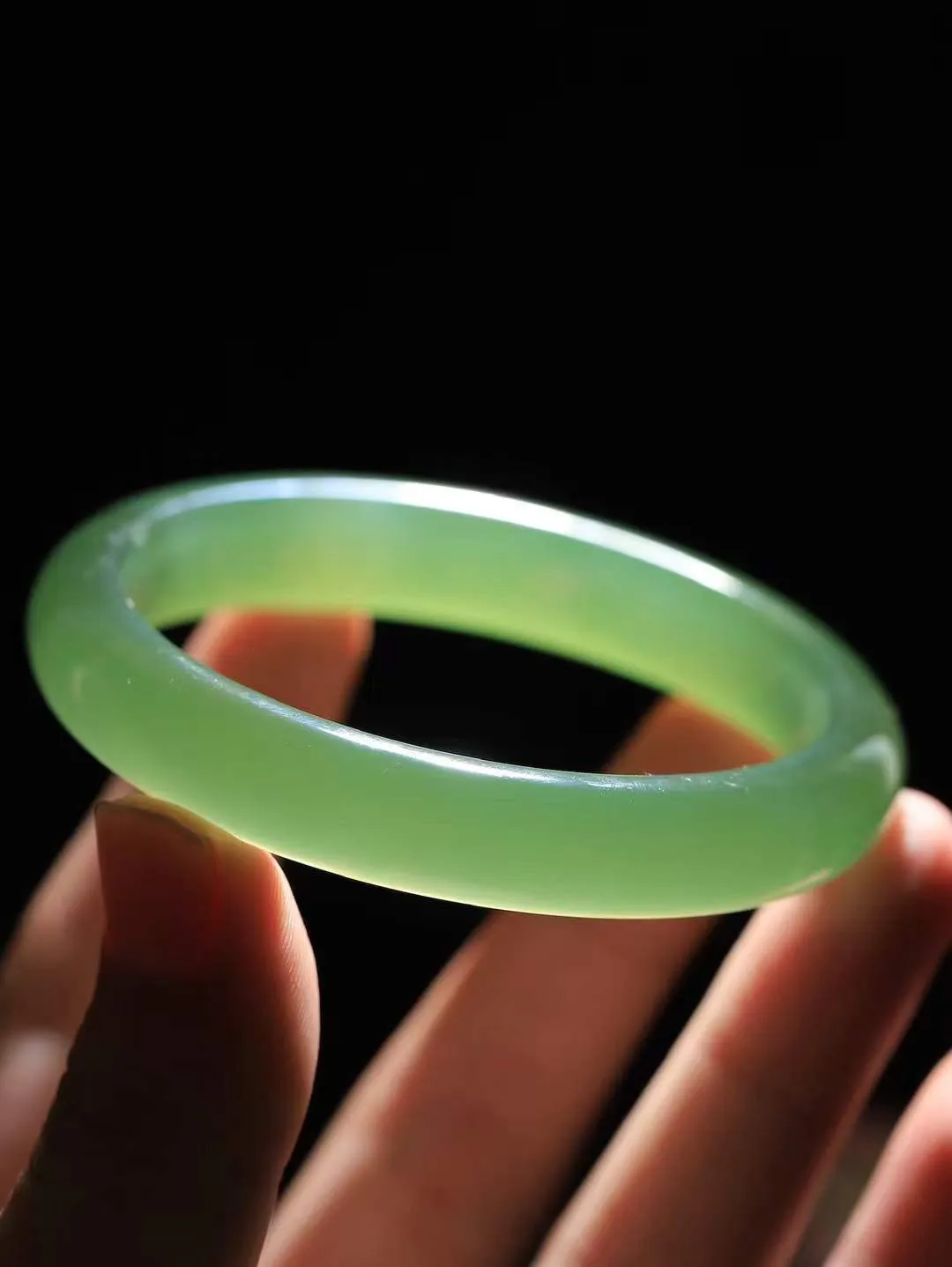 【碧波流转·手镯】

收藏传家级臻品️和田玉碧玉猫眼手镯，玉质细腻温润，手感舒适，️线条流畅，简约大气，美自天成，佩戴于腕间，婉约之美，举手投足间透出那份低调奢华，醉人心扉。
重55克 内径圈口60.5mm尺寸12-8.8mm  FDA-13120608