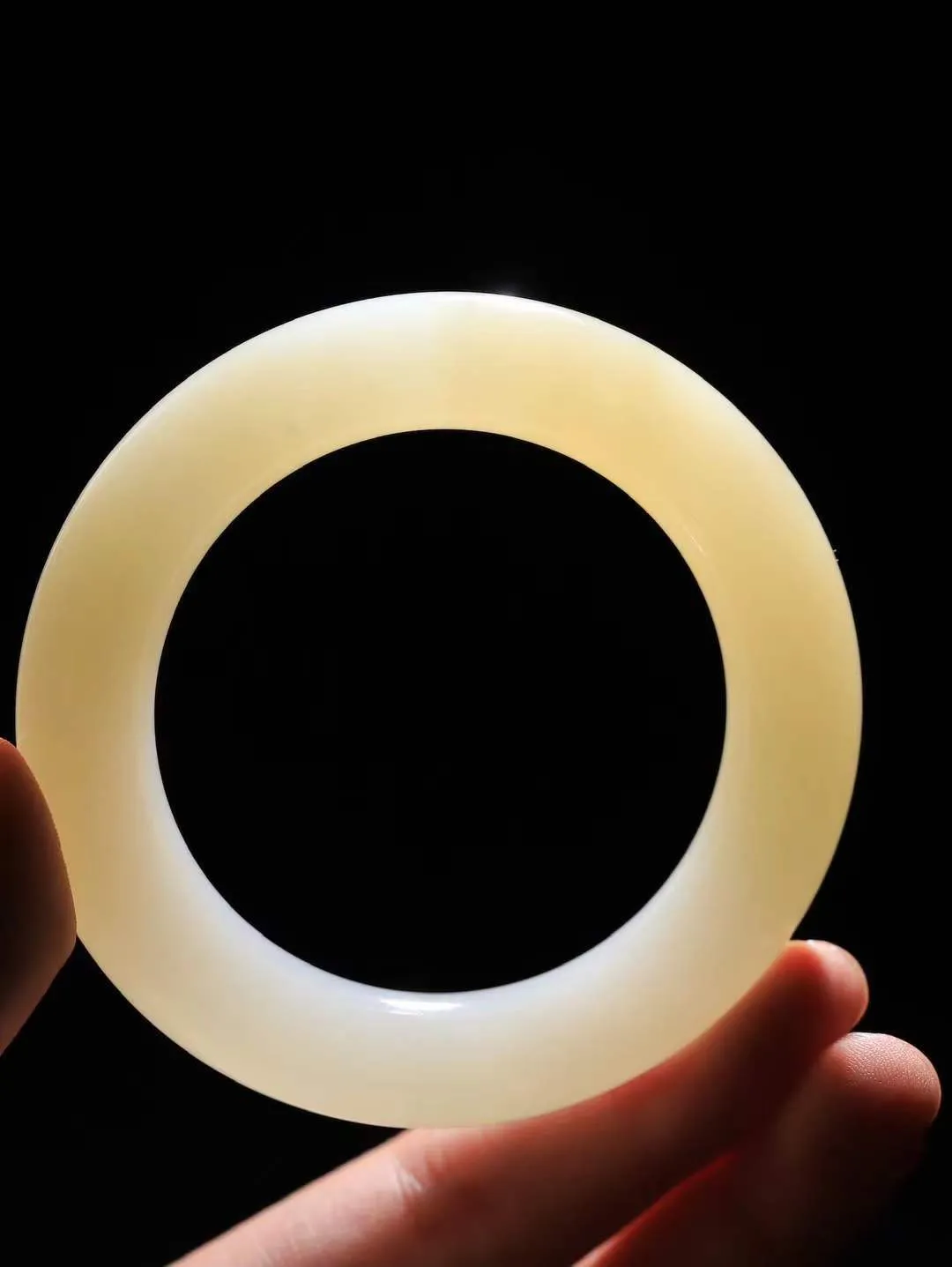 【一见钟情·手镯】

精品和田玉糖白玉圆条手镯。镯型饱满，温润细腻，脂润沁香。️执一卷书，沏一盏茶，着一袭裙，戴一只镯。淡淡浅笺，素心若兰，静赏玉中诗画。悠悠岁月，芊手轻摘，盛满诗样芳华。
重81克   内径圈口54.5mm 尺寸12.3-12.7mm  FDT-72126741