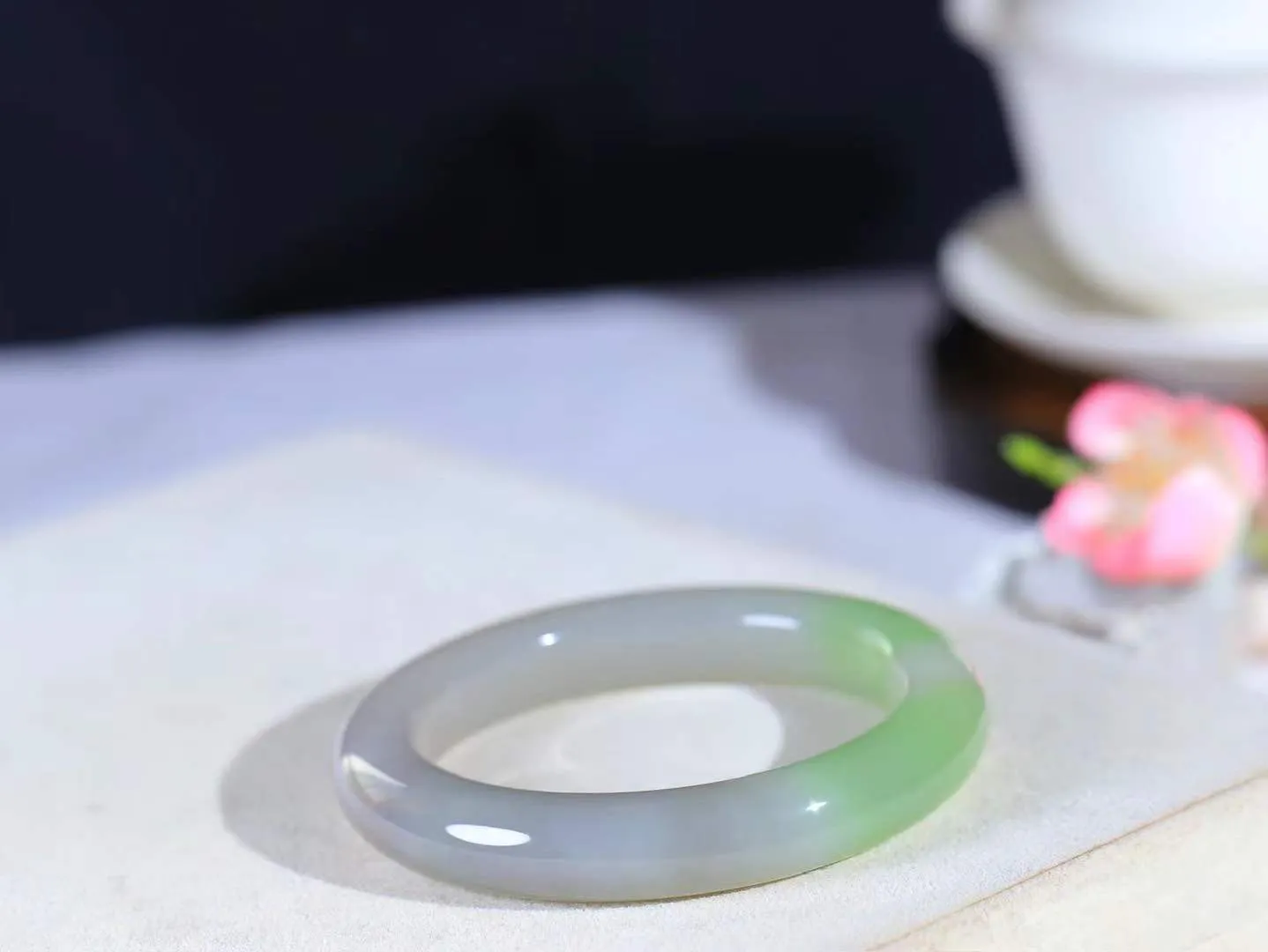 【腕间柔情.手镯】   

收藏级臻品️和田玉烟紫翠青双色手镯 玉质温润细腻 油性十足 古朴秀雅 