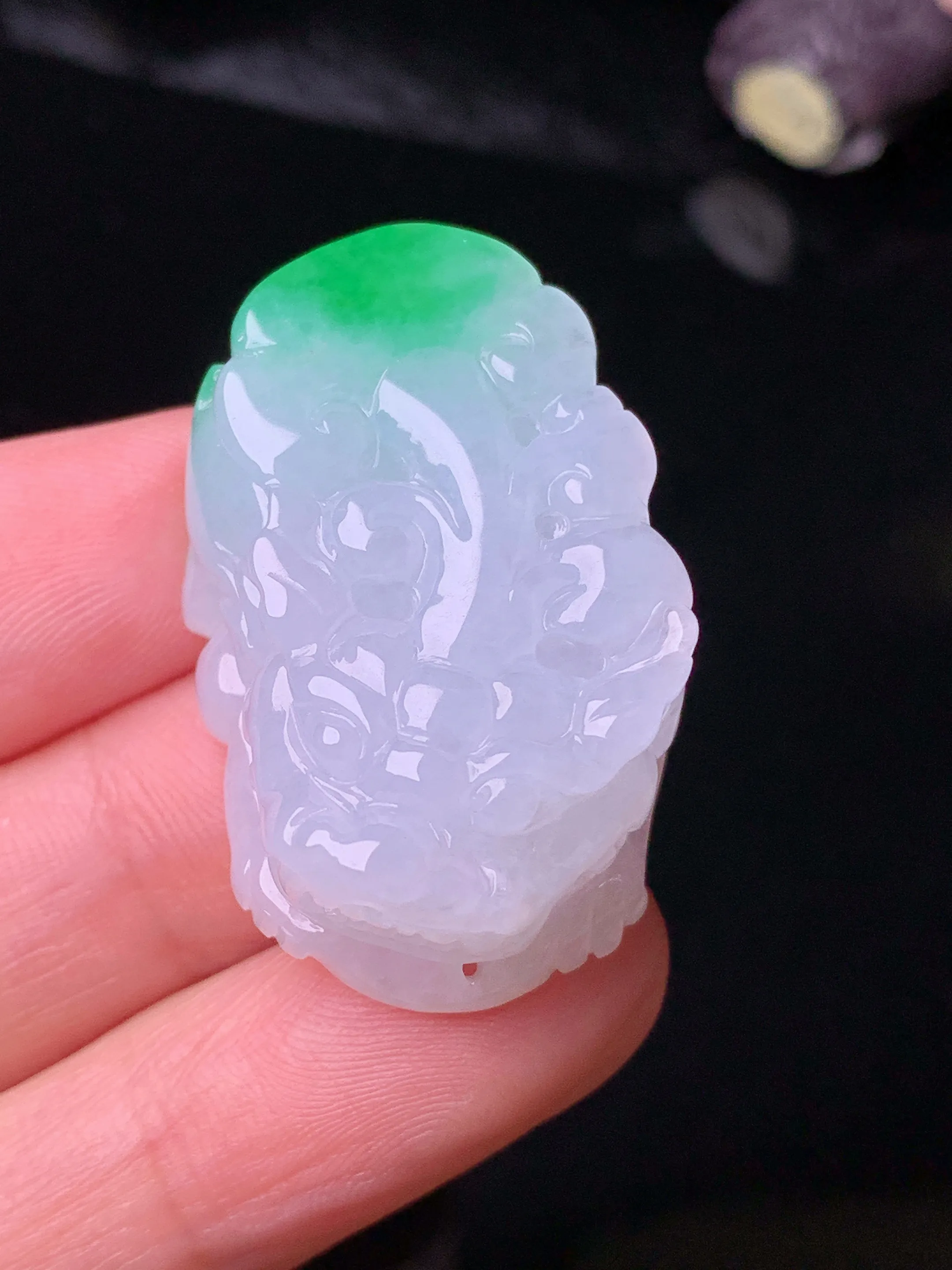 飘绿貔貅吊坠 玉质细腻 水润亮眼 色泽艳丽 整体尺寸35*22.5*10.8