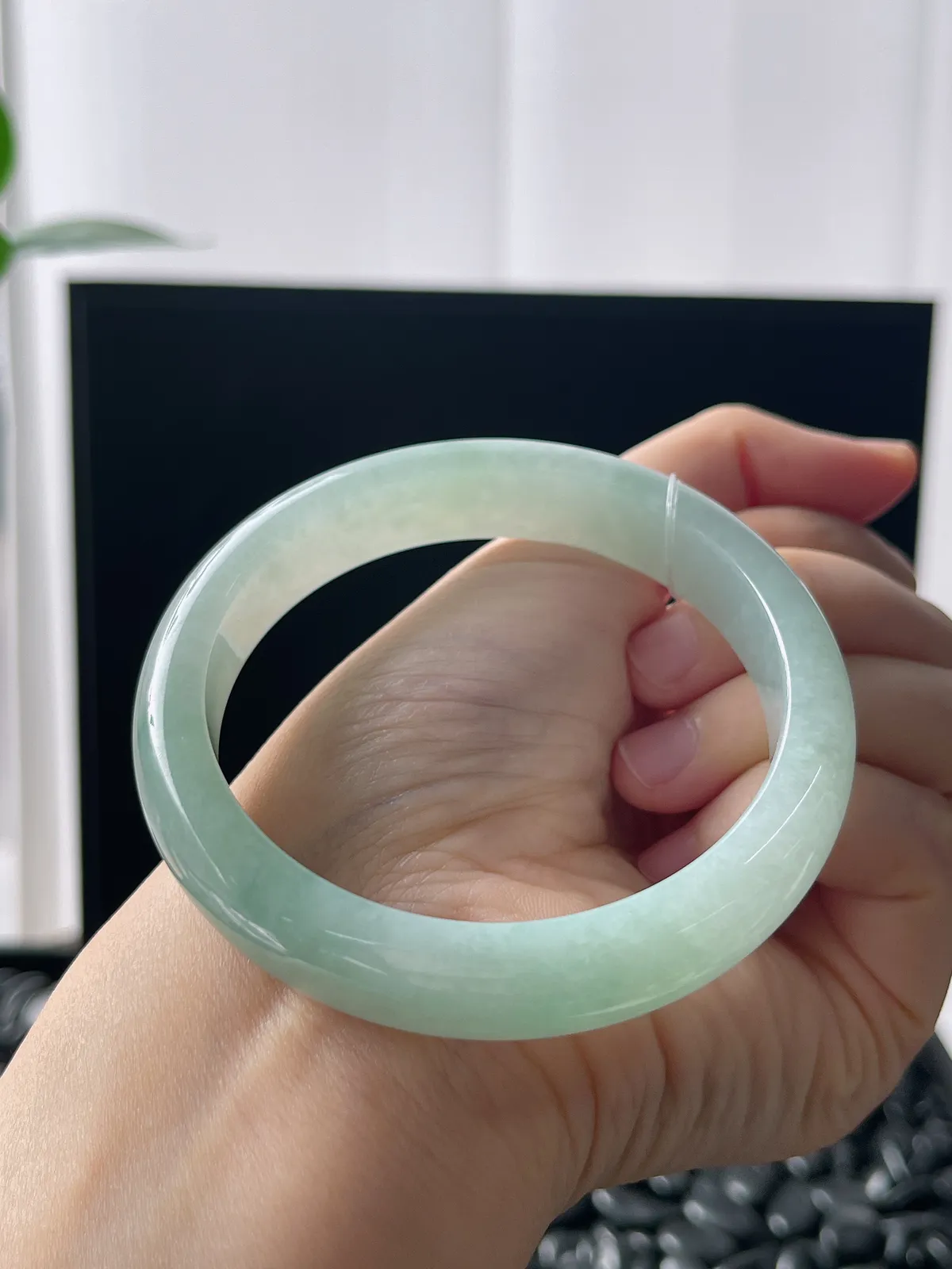 正圈57.5圈口，翡翠糯化种飘绿手镯