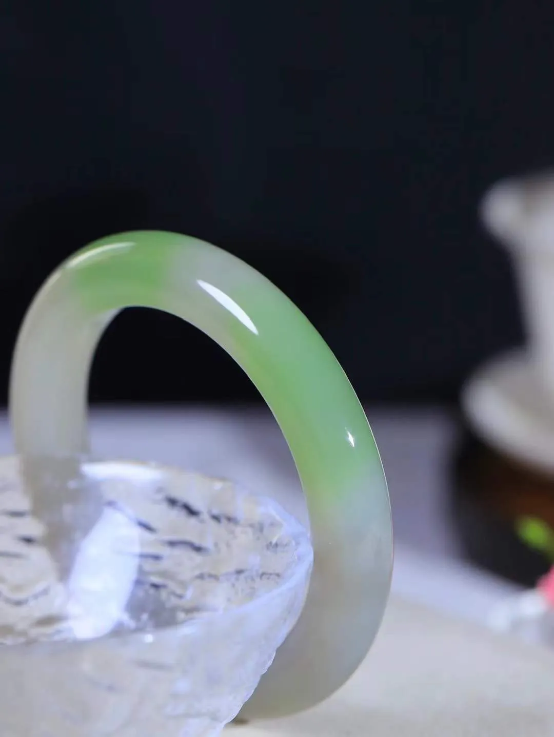 【腕间柔情.手镯】   

收藏级臻品️和田玉烟紫翠青双色手镯 玉质温润细腻 油性十足 古朴秀雅 轻抚岁月的栏杆软香温玉，腕间玉镯轻轻晃动，令人情动心间，撷一缕月末的芬芳，把心思铺陈，时光静美，惟有你最温柔。重58.6克   尺寸54-11.4-10mm  46124700T