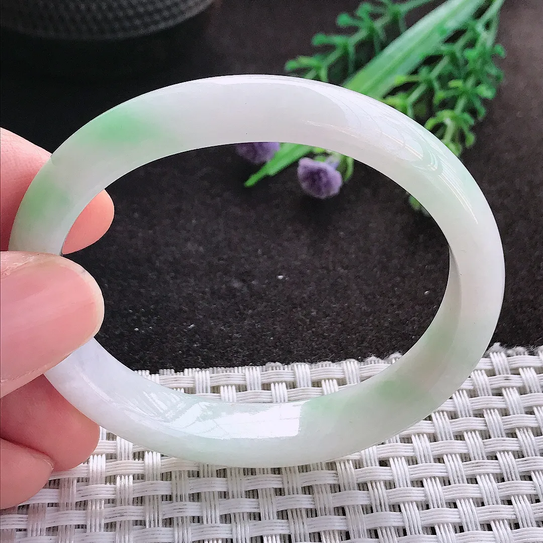 天然A货翡翠54/47.5/10.7/7老坑秀气冰润飘绿贵妃手镯玉镯