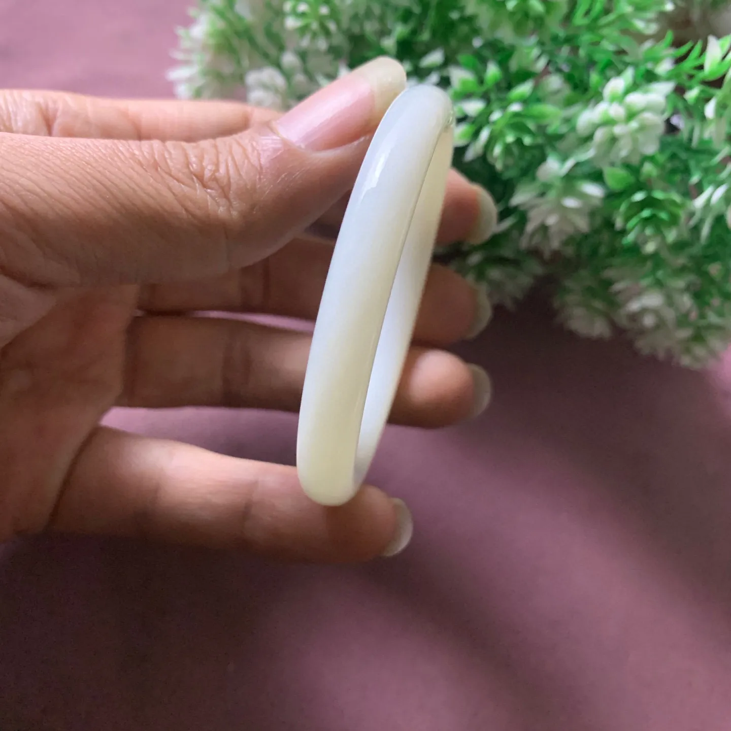 和田玉51圈口羊脂白手镯，玉质细腻油润 底色纯净脂粉好，品质好。