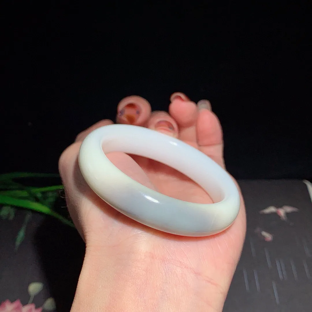 和田玉50.5圈口白玉俏色款手镯！50圈口紫罗兰色，玉质细腻油润 底色纯净 无裂无杂 脂粉好，品质好！