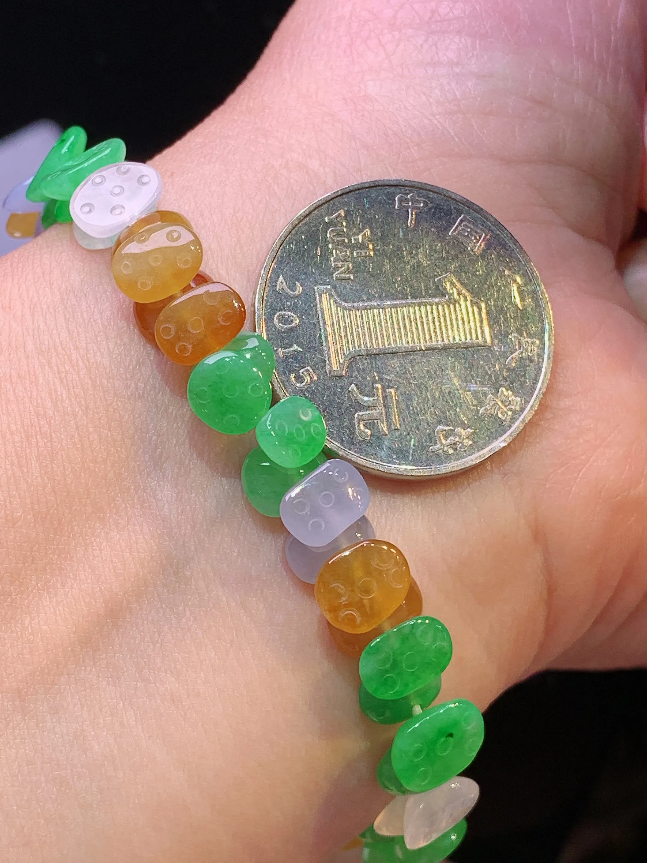 多彩莲蓬手链 玉质细腻 水润亮眼 色泽艳丽 整体尺寸7.8*5.5*3